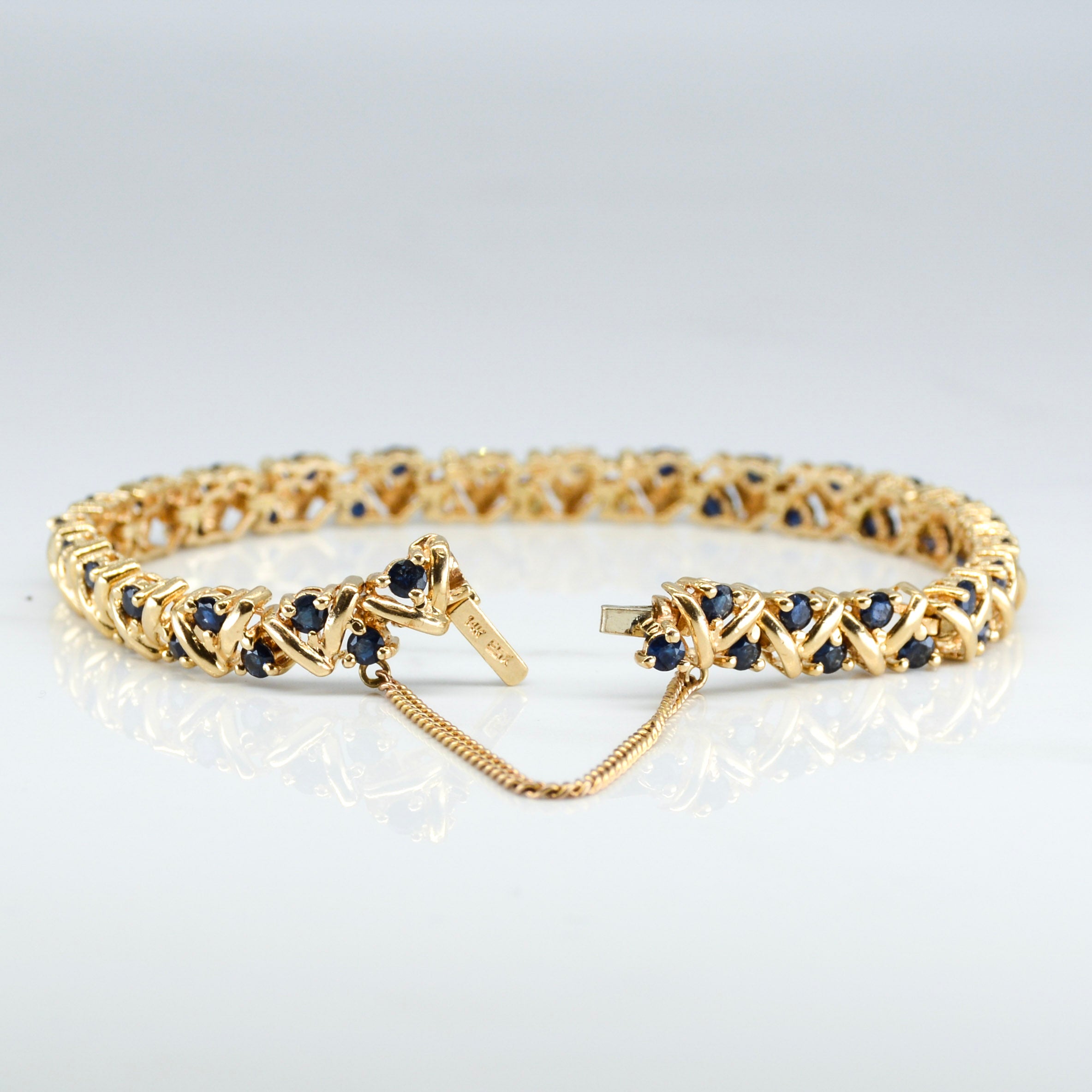 Bracelet tennis en or jaune, saphirs et diamants | 3,50 ct, 0,40 ct |