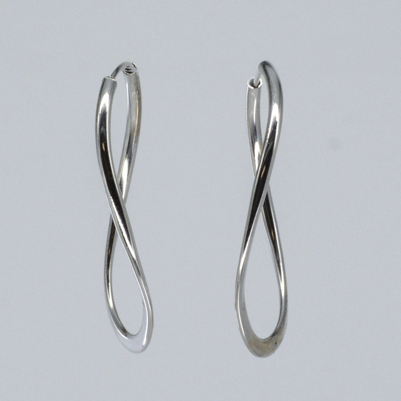 Créoles ondulées en or blanc 14 carats |