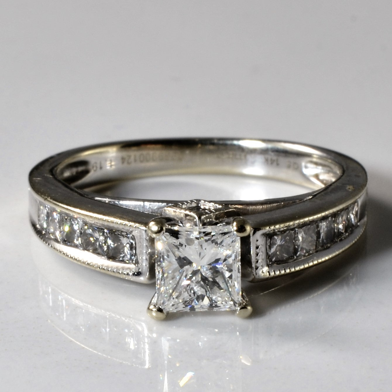 Bague de fiançailles en diamant princesse sertie de millegrain | 1,19 ct | Taille 6,5 |