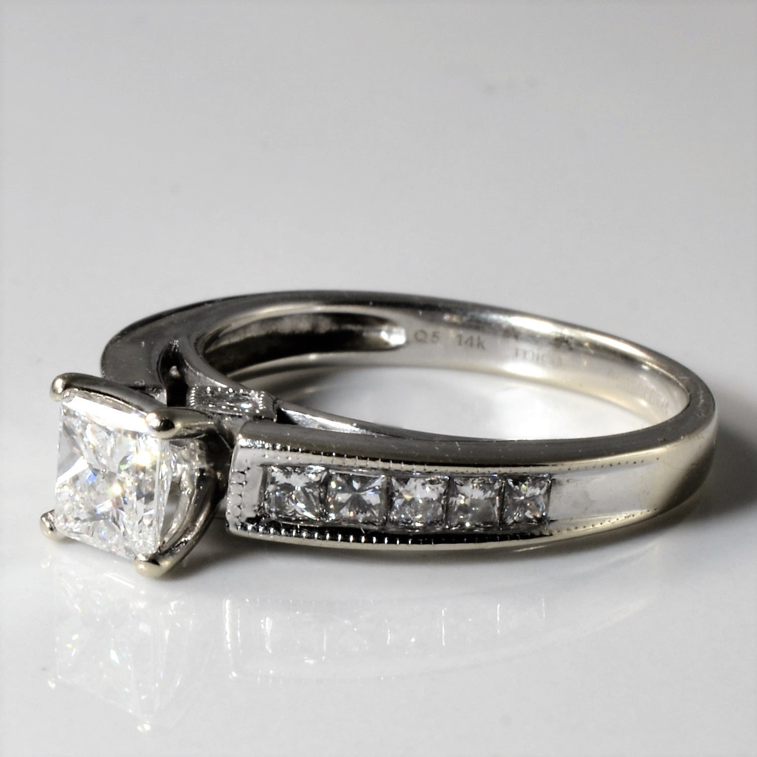 Bague de fiançailles en diamant princesse sertie de millegrain | 1,19 ct | Taille 6,5 |