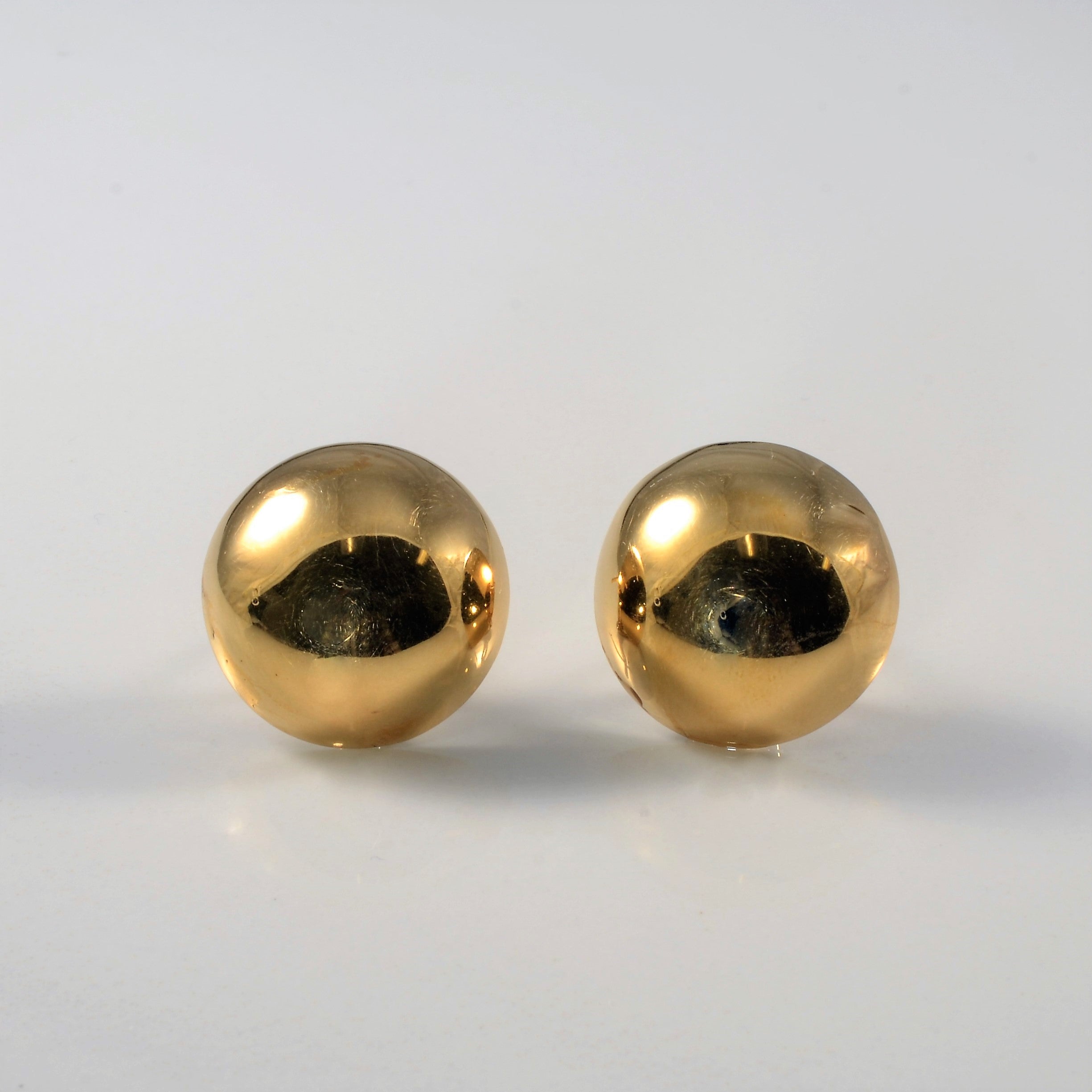 Boucles d'oreilles à clip en forme de dôme doré |