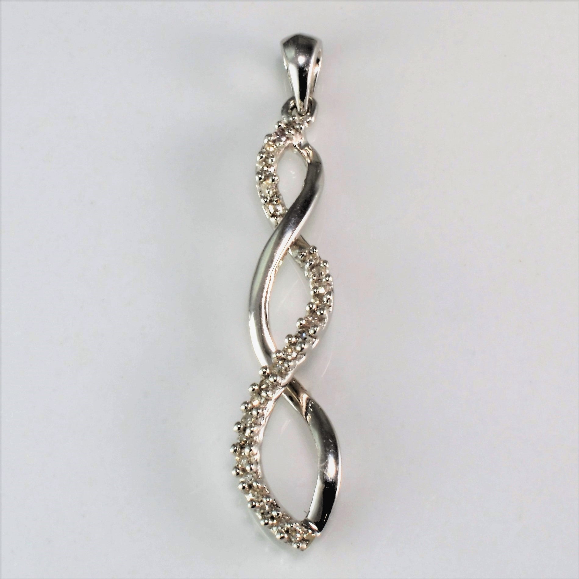 Pendentif torsadé en diamants | 0,20 ct |
