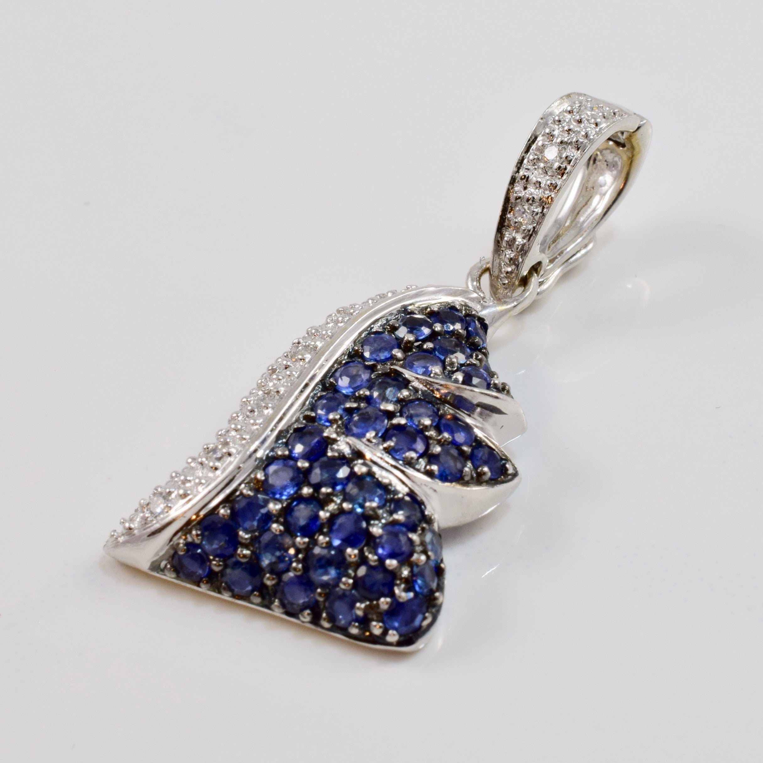 Pendentif en grappe de saphirs et de diamants | 0,05 ct au total |