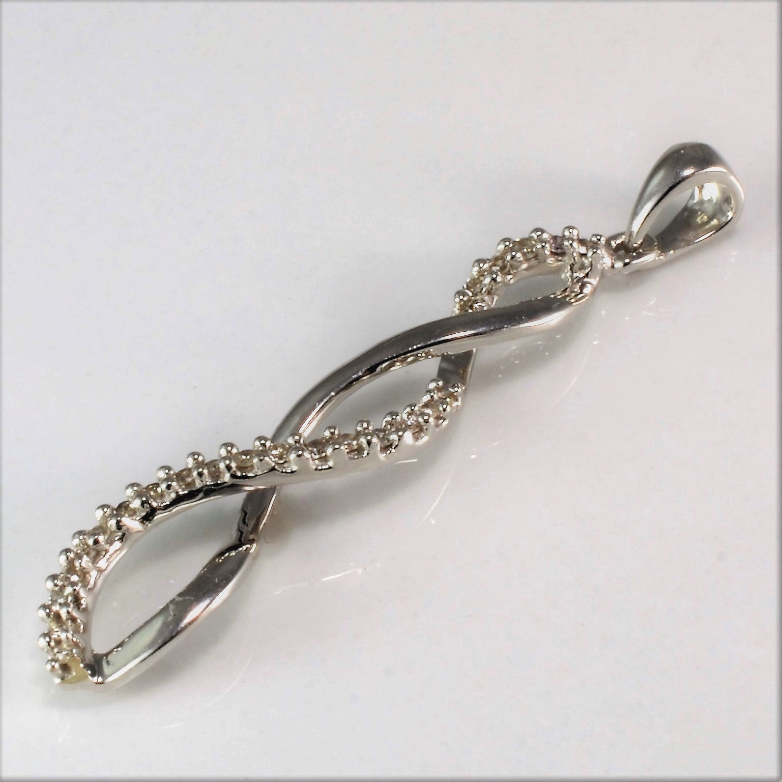 Pendentif torsadé en diamants | 0,20 ct |