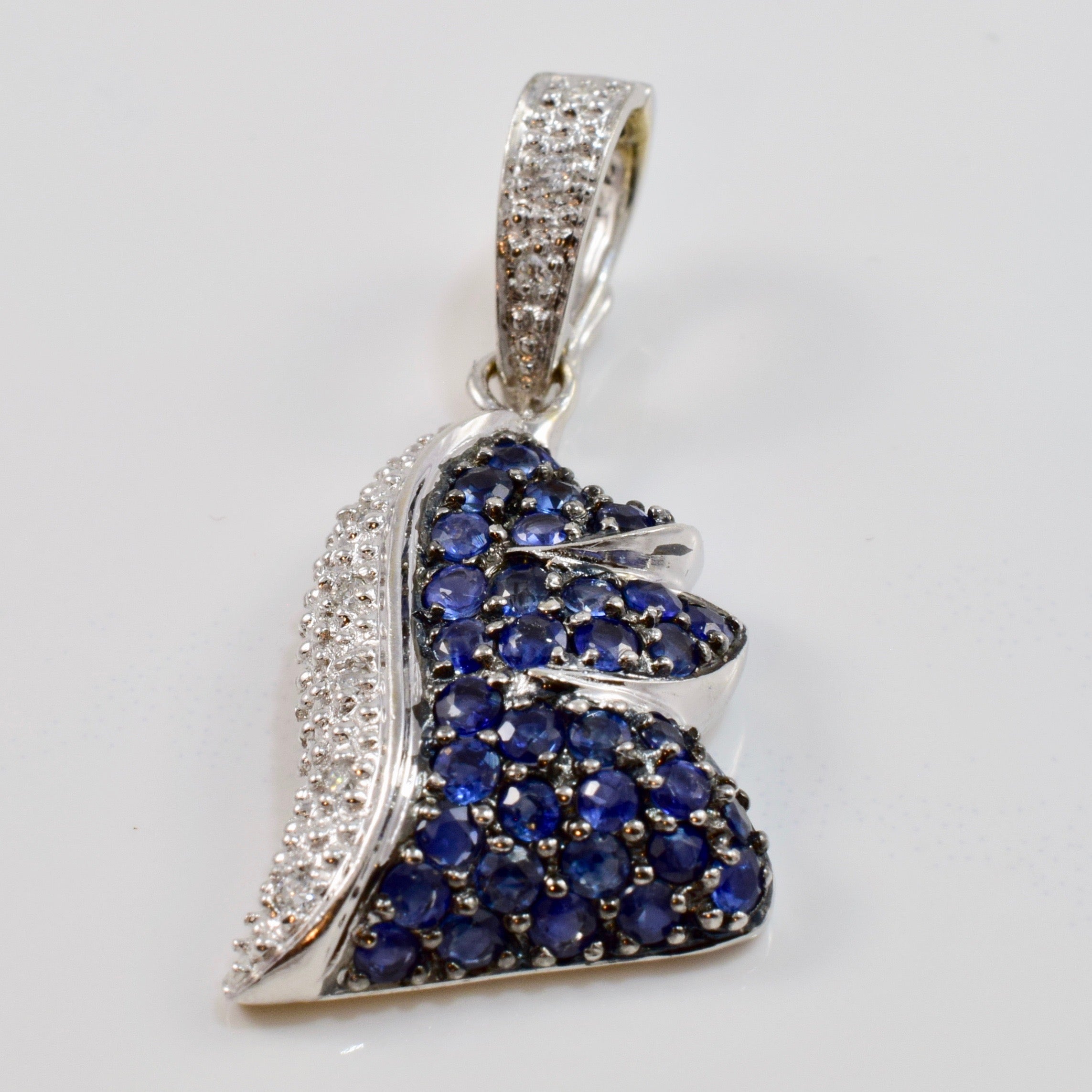 Pendentif en grappe de saphirs et de diamants | 0,05 ct au total |