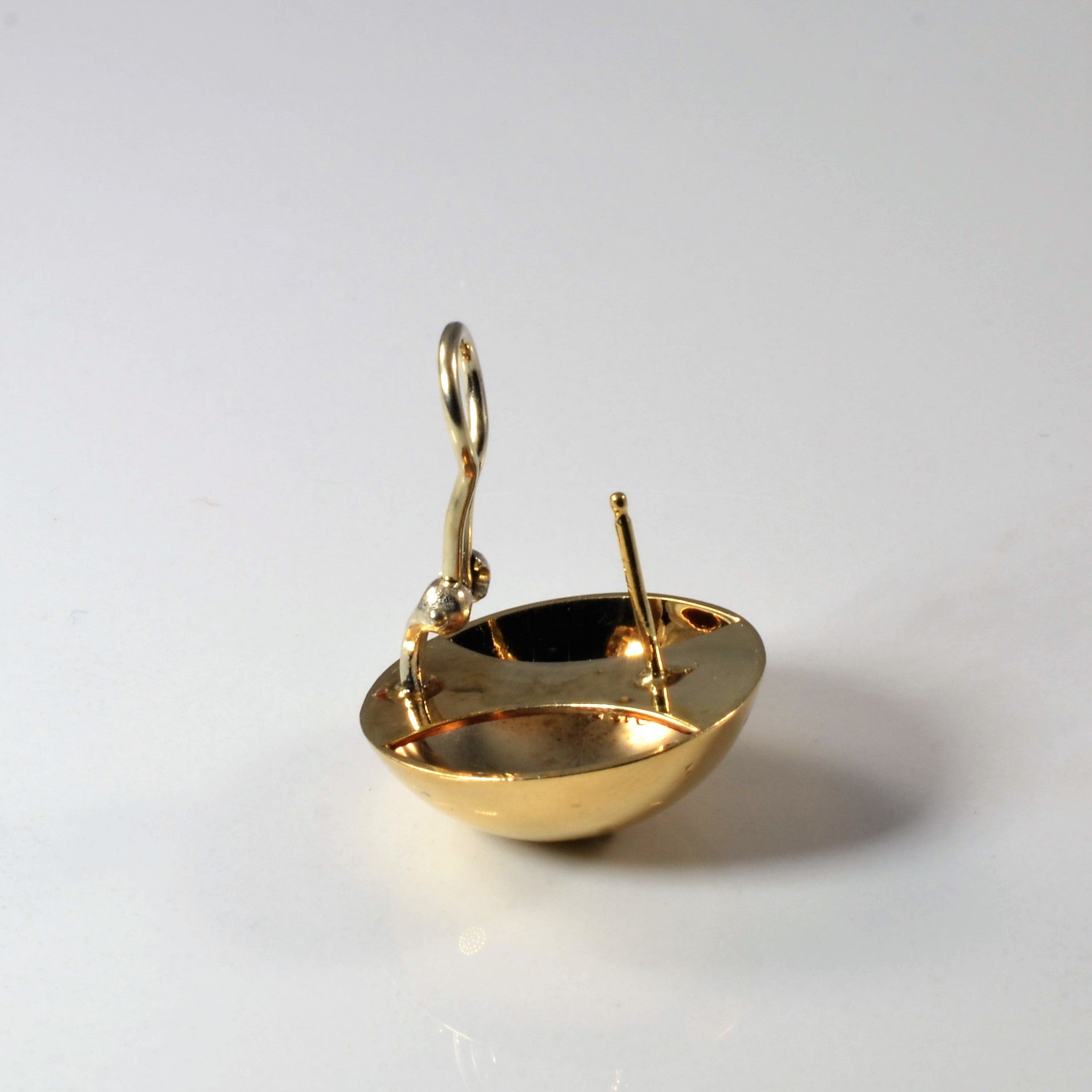 Boucles d'oreilles à clip en forme de dôme doré |