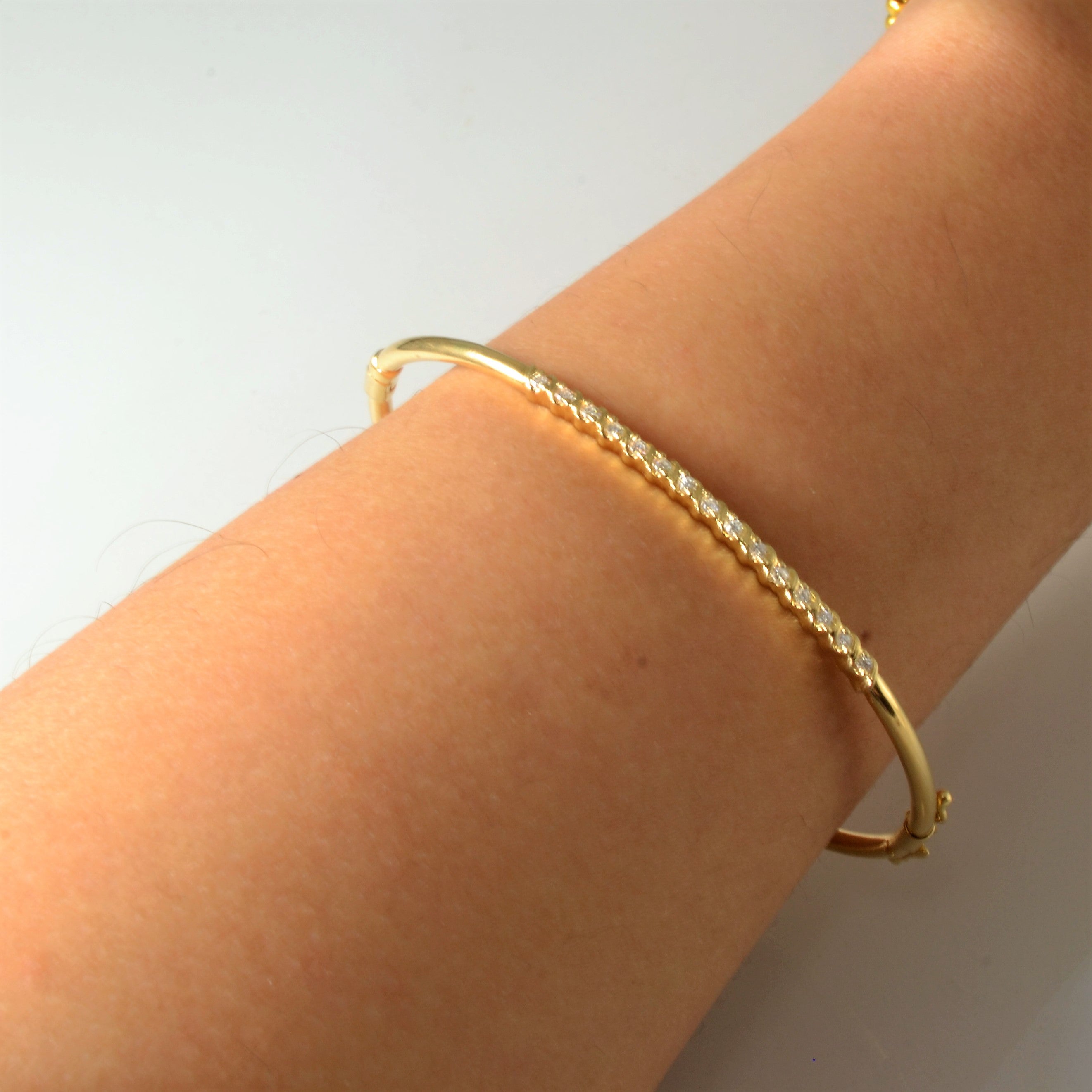 Bracelet jonc Birks pour femme en or pavé de diamants | 0,15 ct au total | 7,5 pouces |