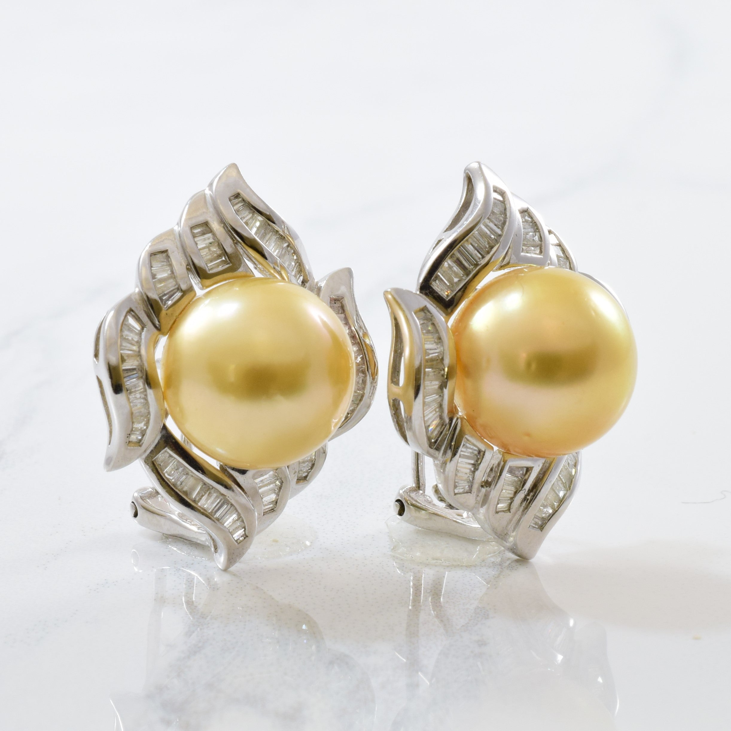Boucles d'oreilles à clip françaises en perles de mer dorées et diamants | 1,40 ct |