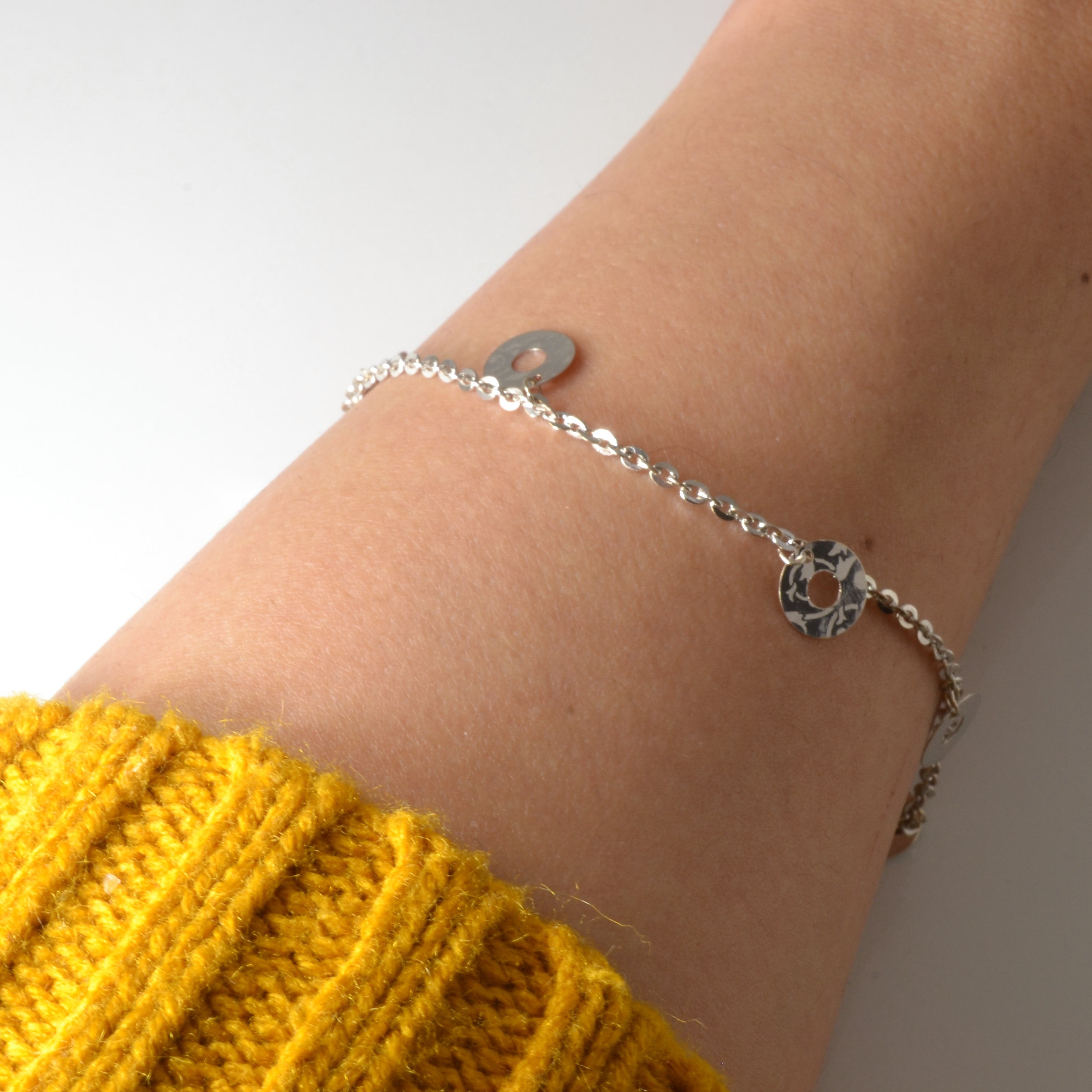 18k White Gold Patterned Disc Bracelet | 7" |