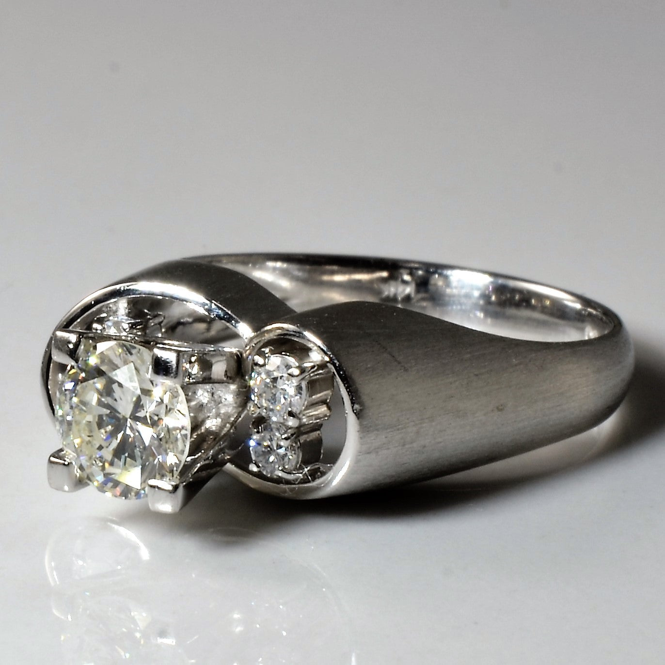 Bague unique sertie de diamants décalés | 0,79 ct | Taille 5,75 |