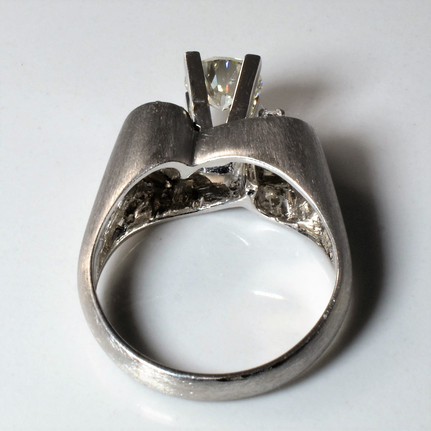 Bague unique sertie de diamants décalés | 0,79 ct | Taille 5,75 |