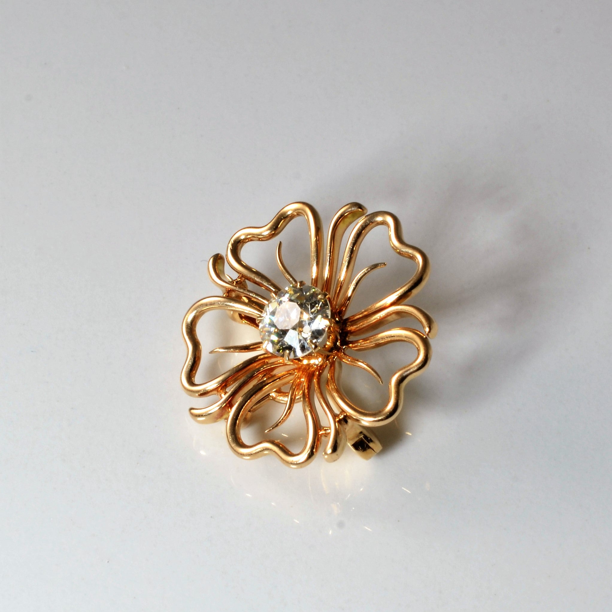 Broche ancienne européenne en forme de fleur avec diamants | 0,78 ct |