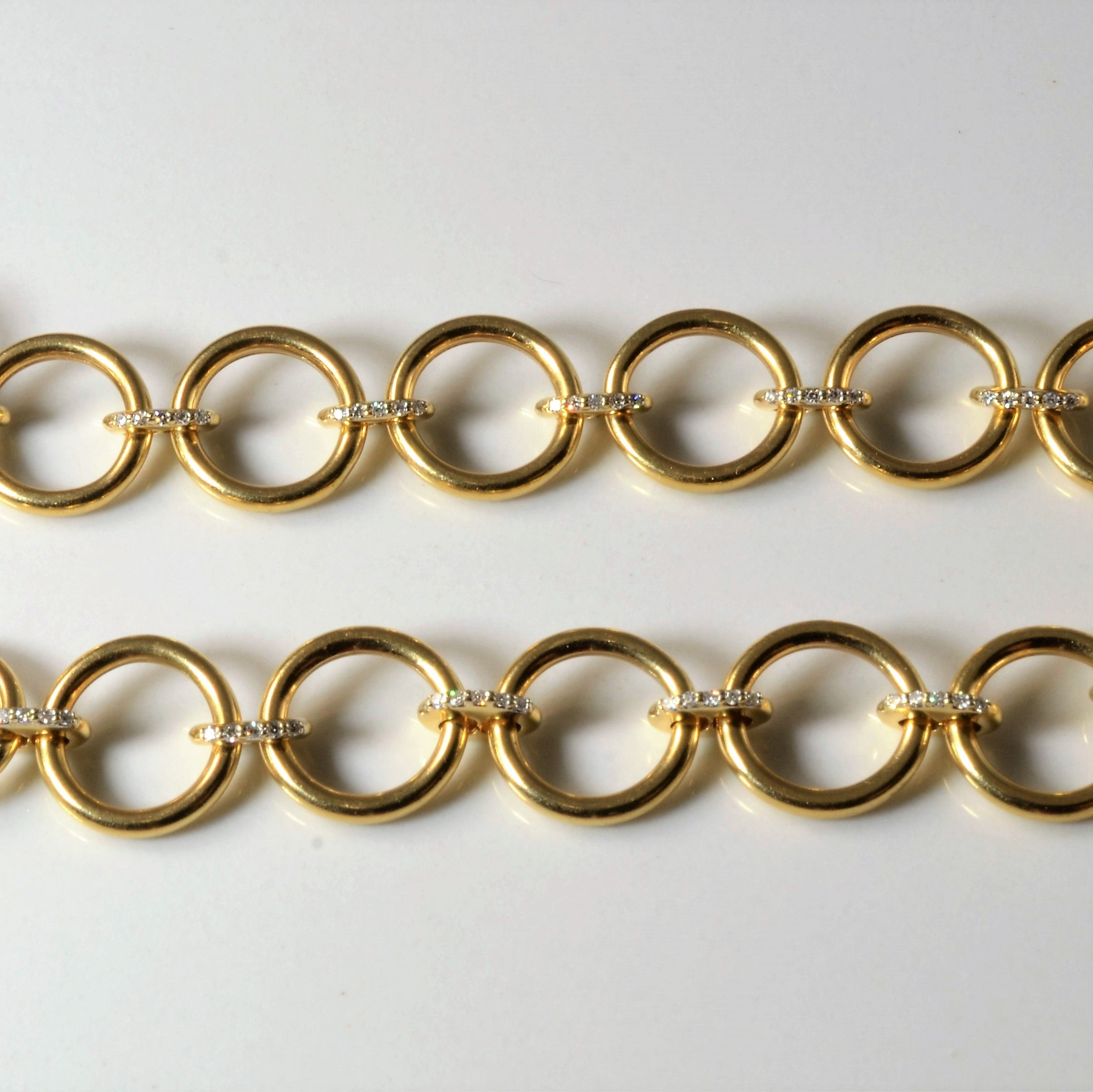Bracelet rond en or jaune 14 carats serti de diamants | 0,08 ct au total | 16,5 cm |