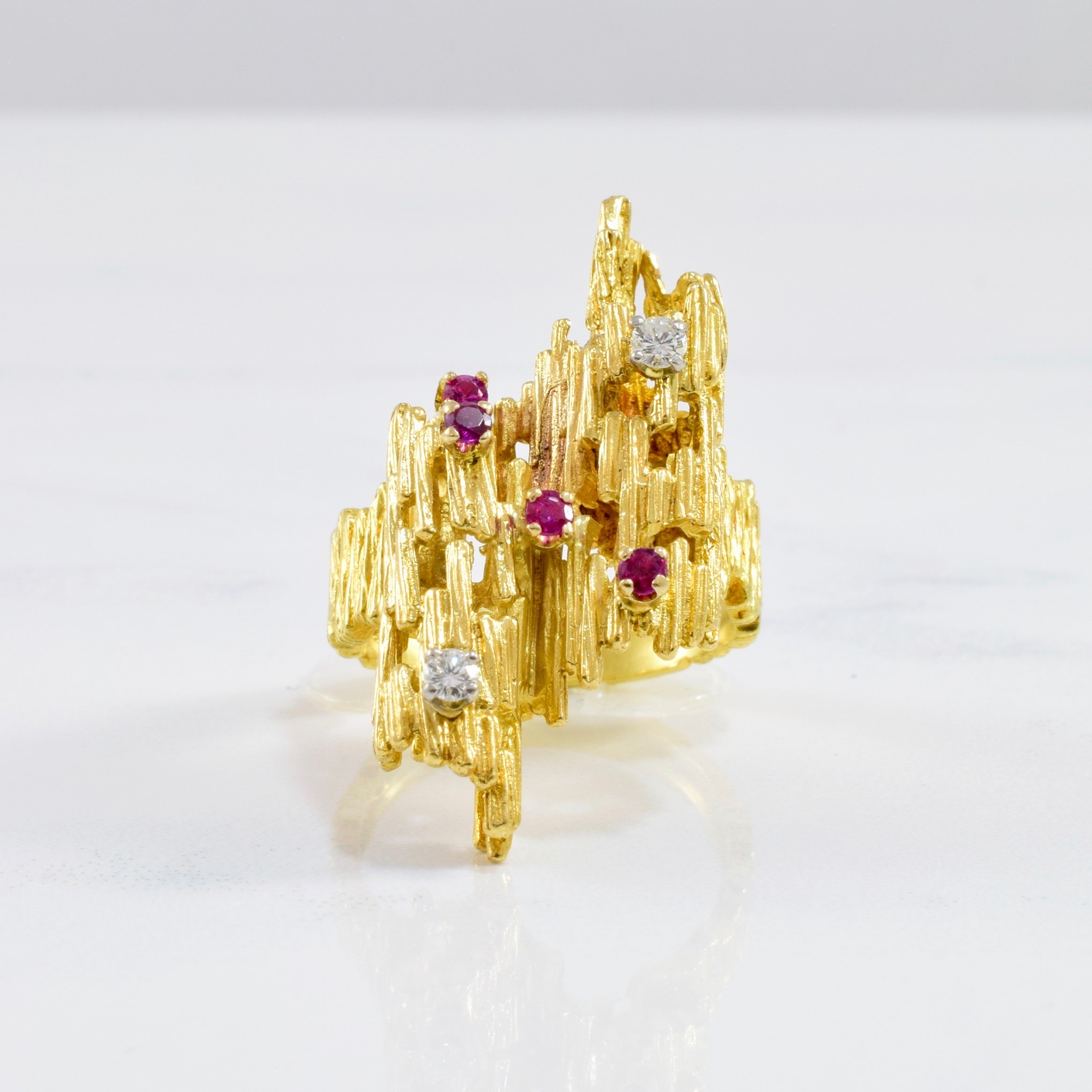 Bague texturée rubis et diamants | 0,08 ct au total | Taille 5,75 |