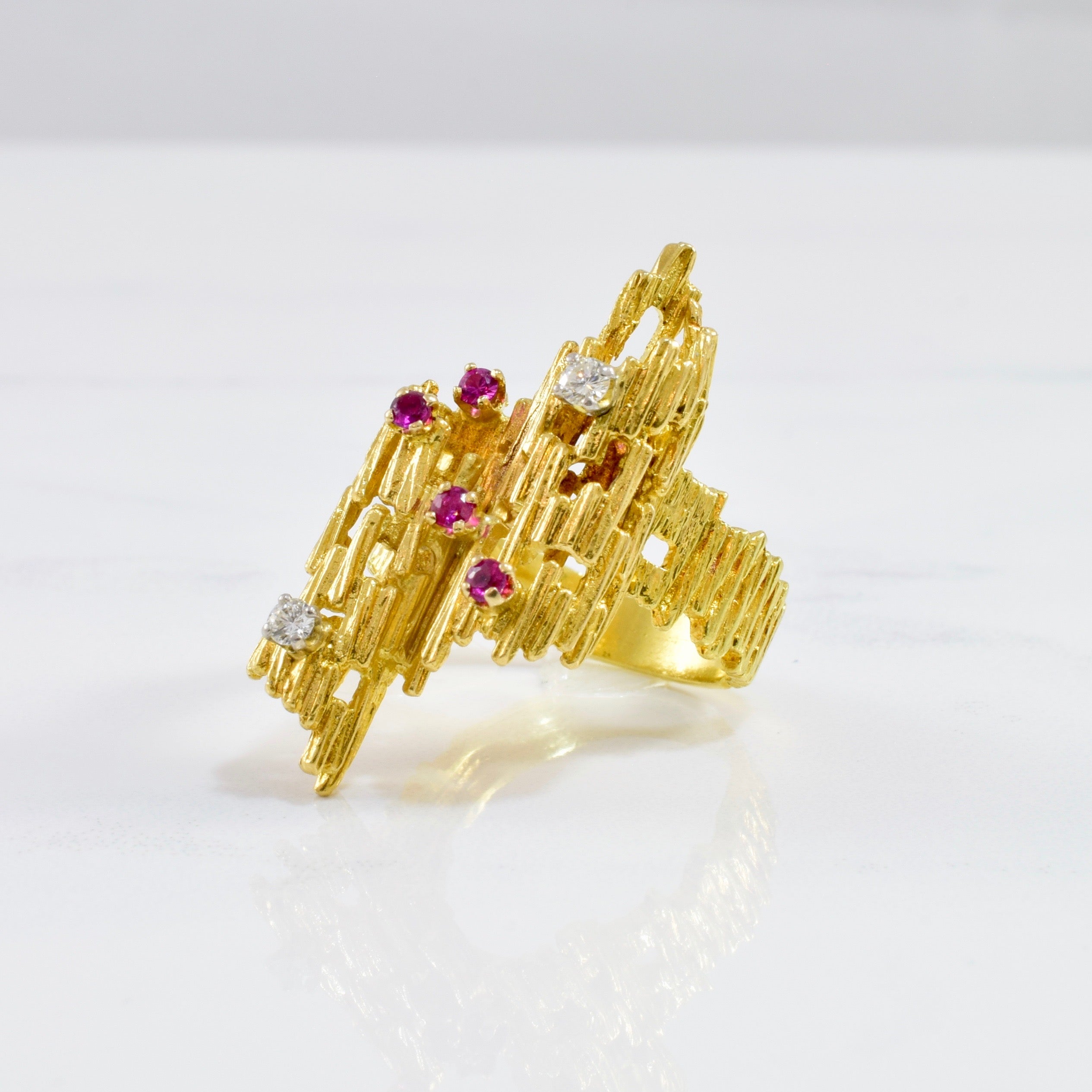Bague texturée rubis et diamants | 0,08 ct au total | Taille 5,75 |