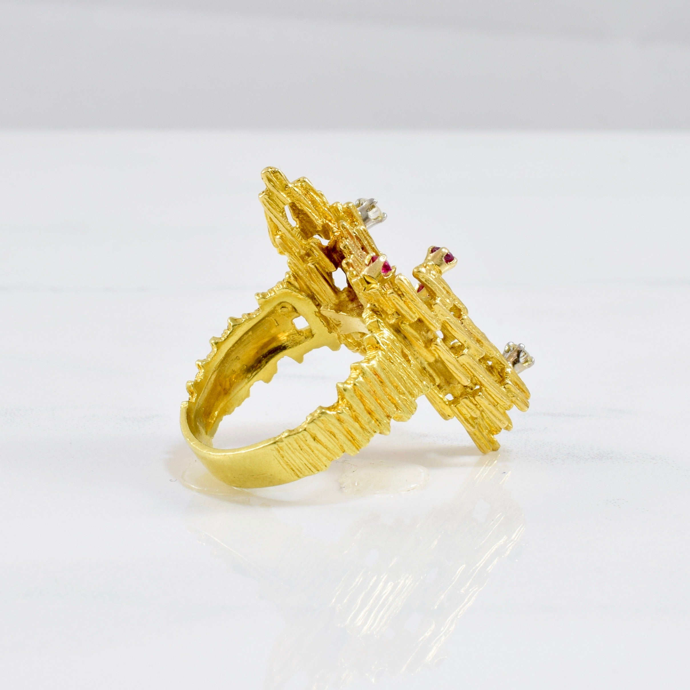 Bague texturée rubis et diamants | 0,08 ct au total | Taille 5,75 |