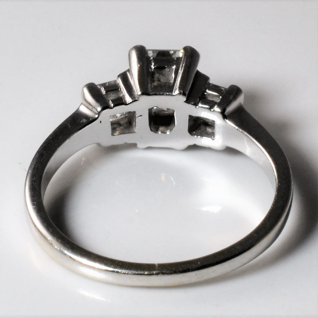 Bague trois pierres : émeraude et diamant canadien taille princesse | 1,35 ct | Taille 6 |