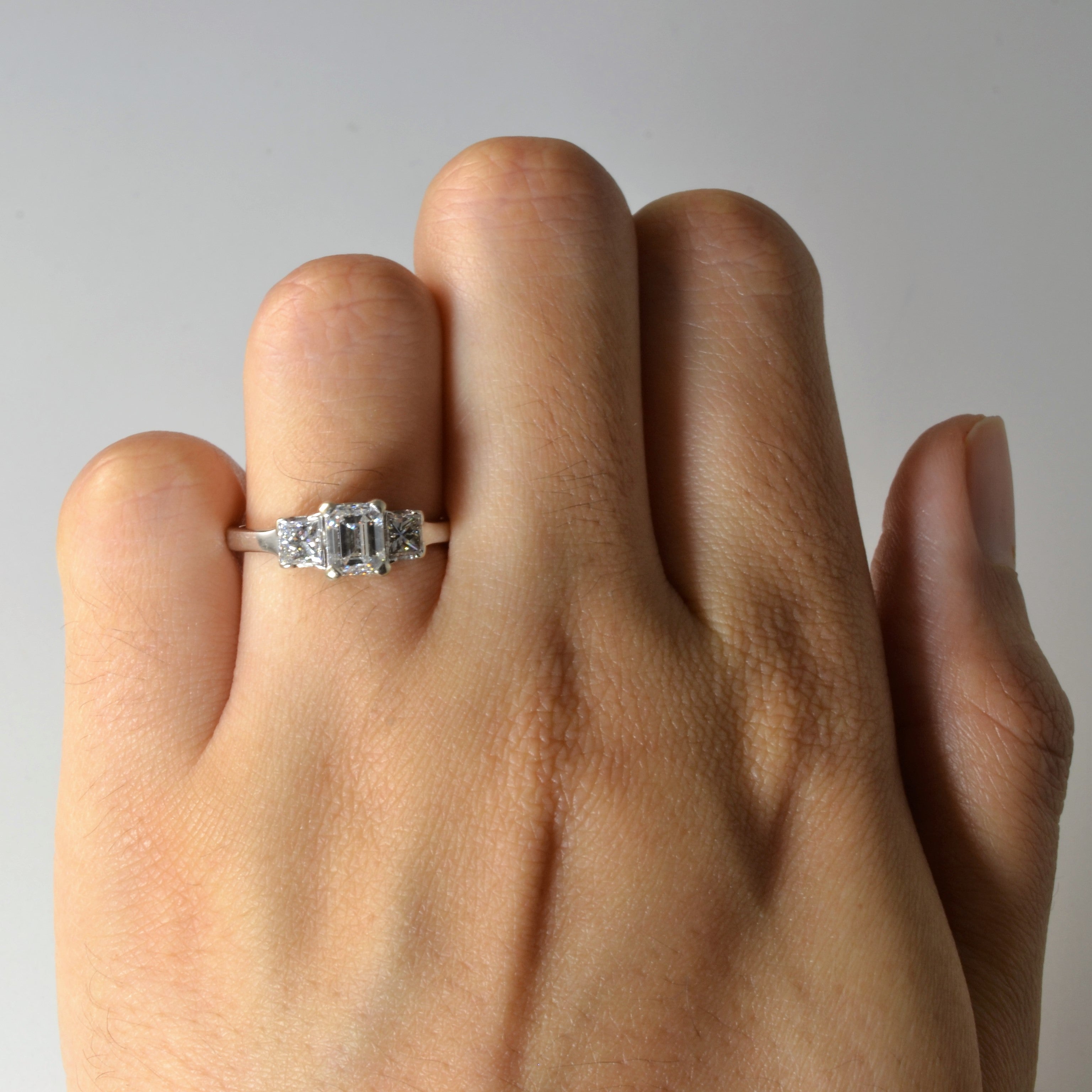 Bague trois pierres : émeraude et diamant canadien taille princesse | 1,35 ct | Taille 6 |