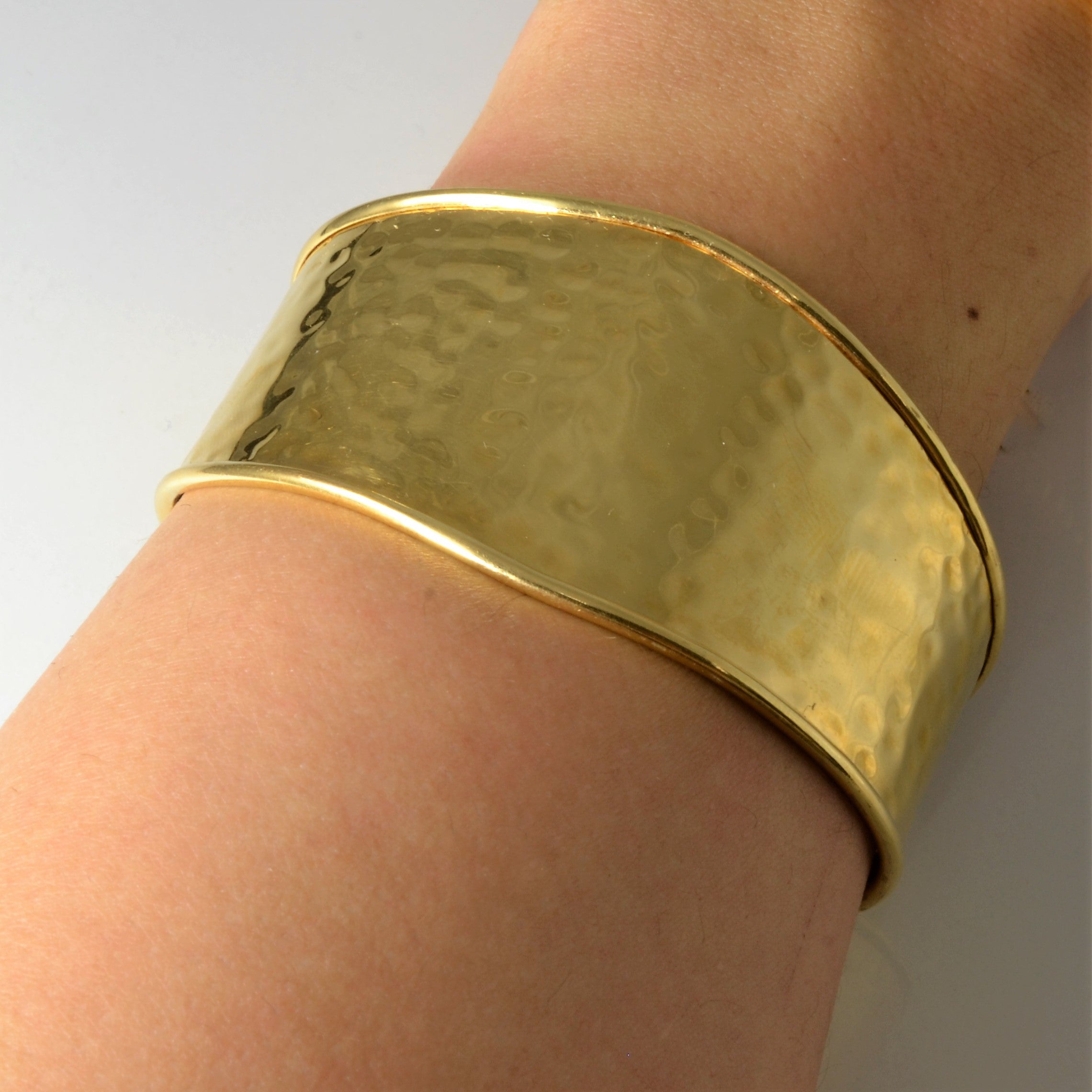 Bracelet manchette italien en or jaune martelé | 15 cm |