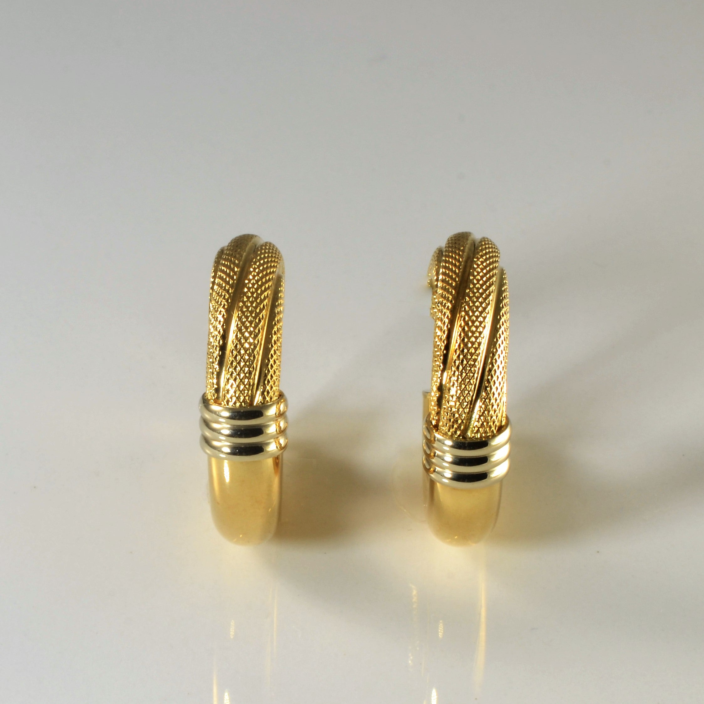 Boucles d'oreilles créoles texturées bicolores dorées |