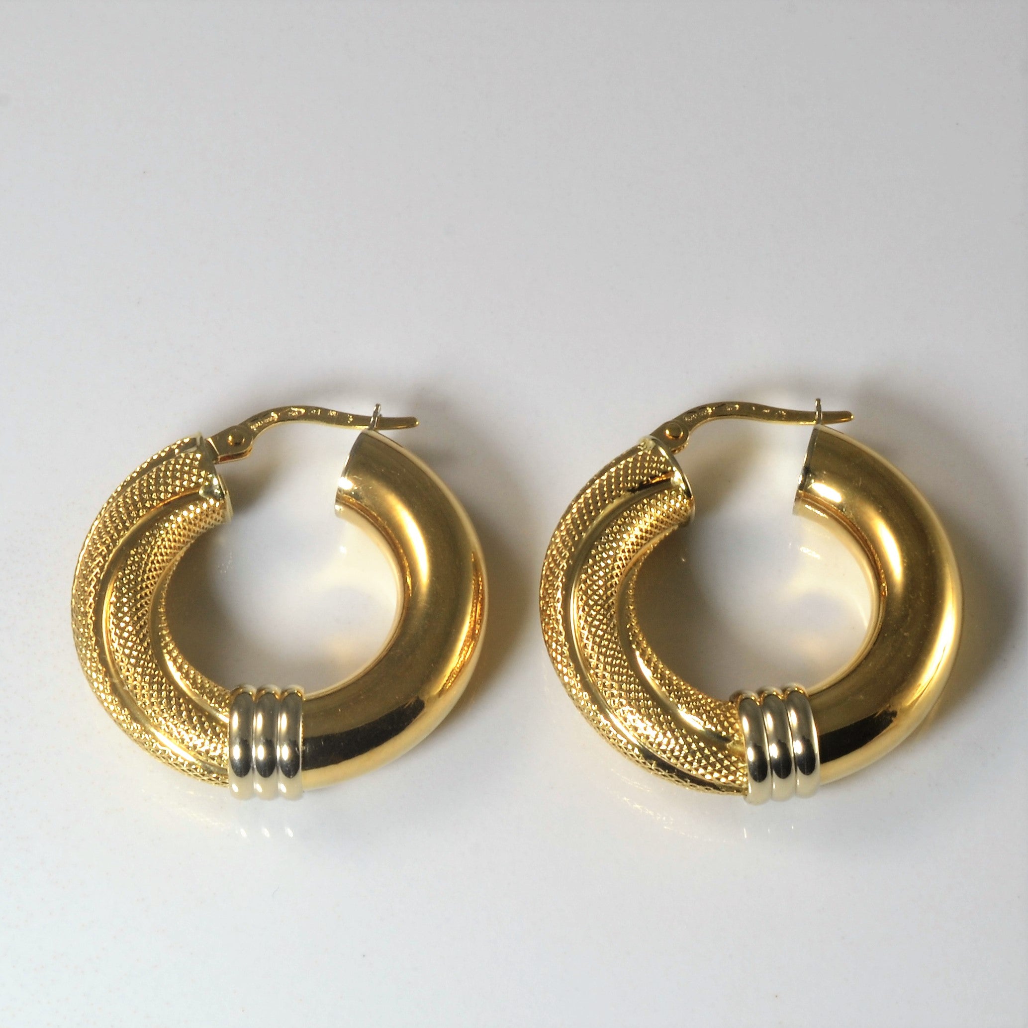 Boucles d'oreilles créoles texturées bicolores dorées |
