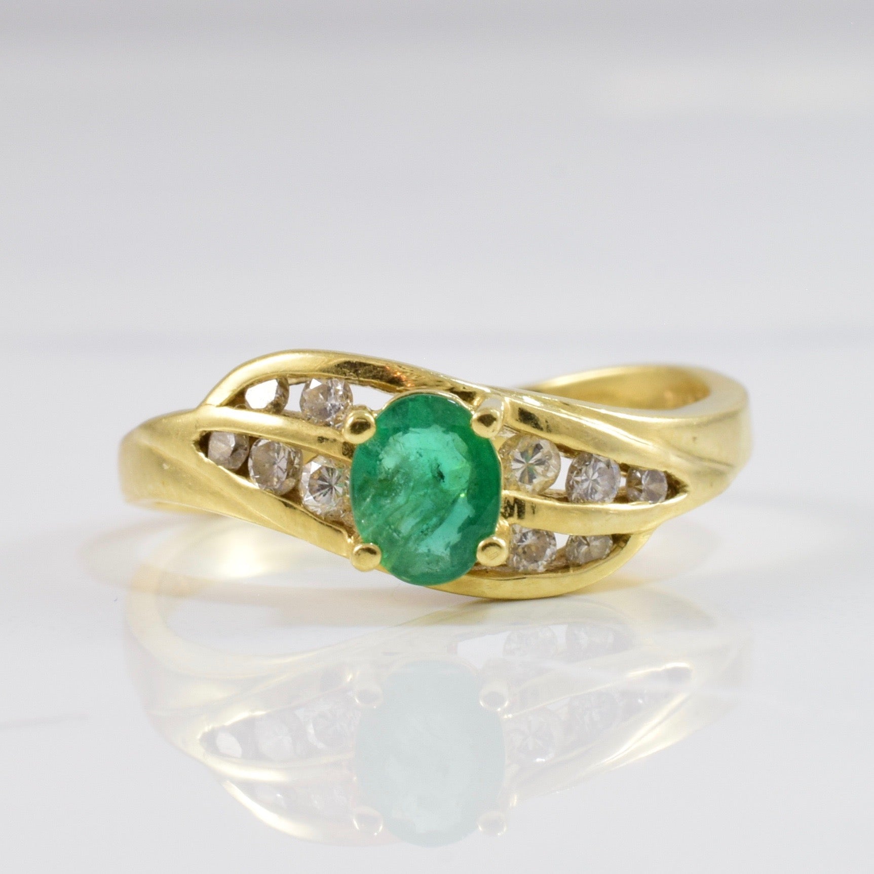 Diamond and Emerald Ring | 0.18 ctw SZ 5 |