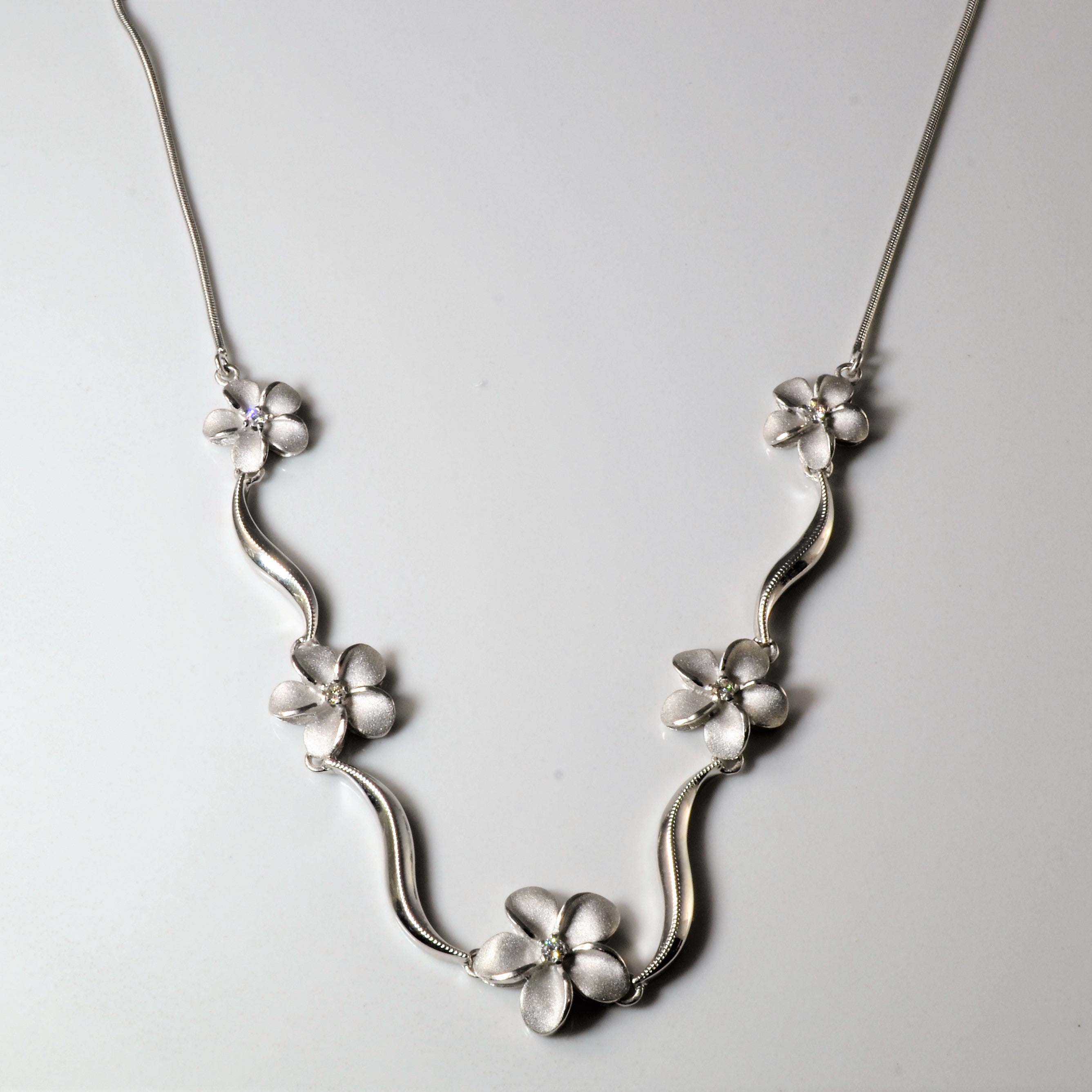 Collier Plumeria en or blanc et diamants | 0,10 ct | 45,7 cm |
