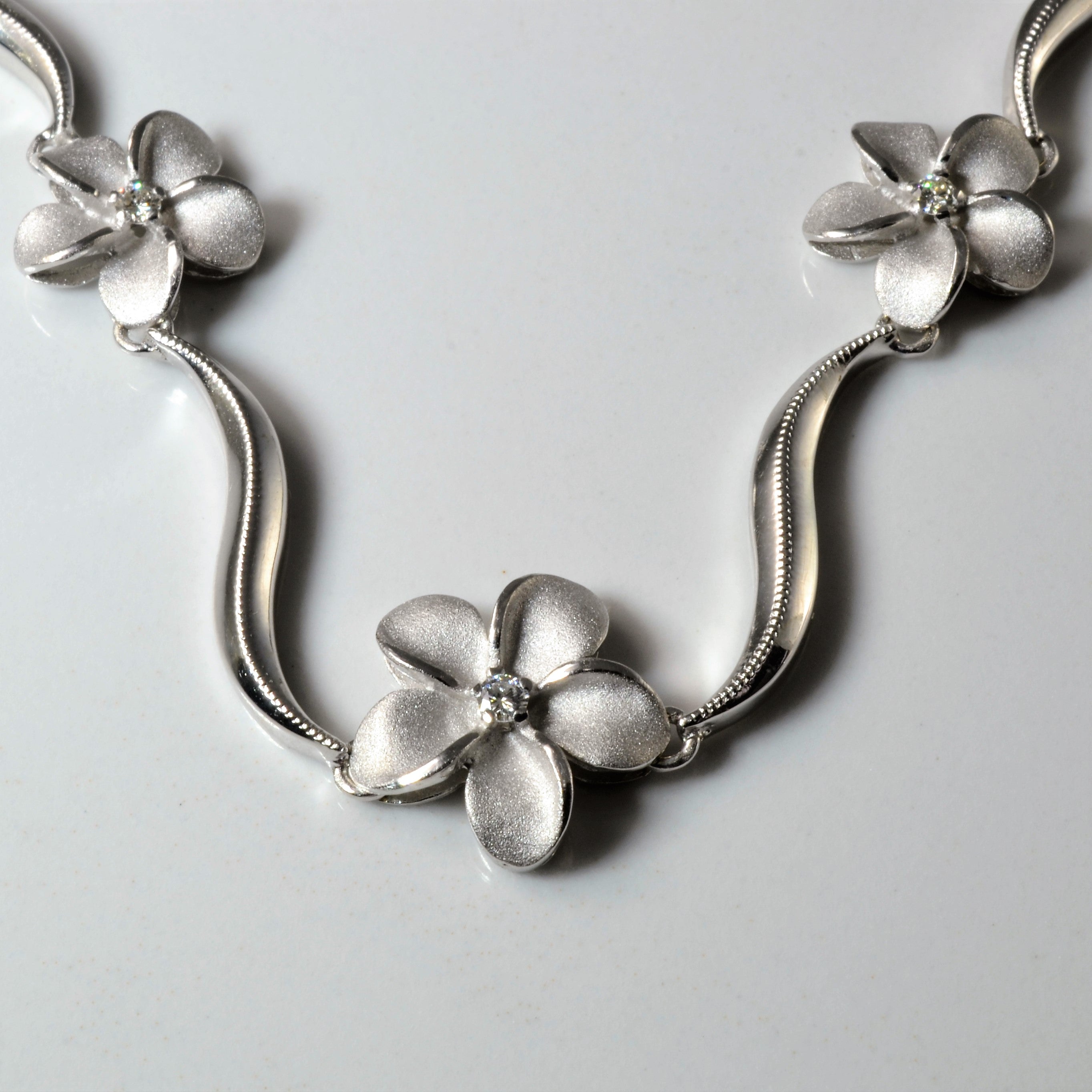 Collier Plumeria en or blanc et diamants | 0,10 ct | 45,7 cm |
