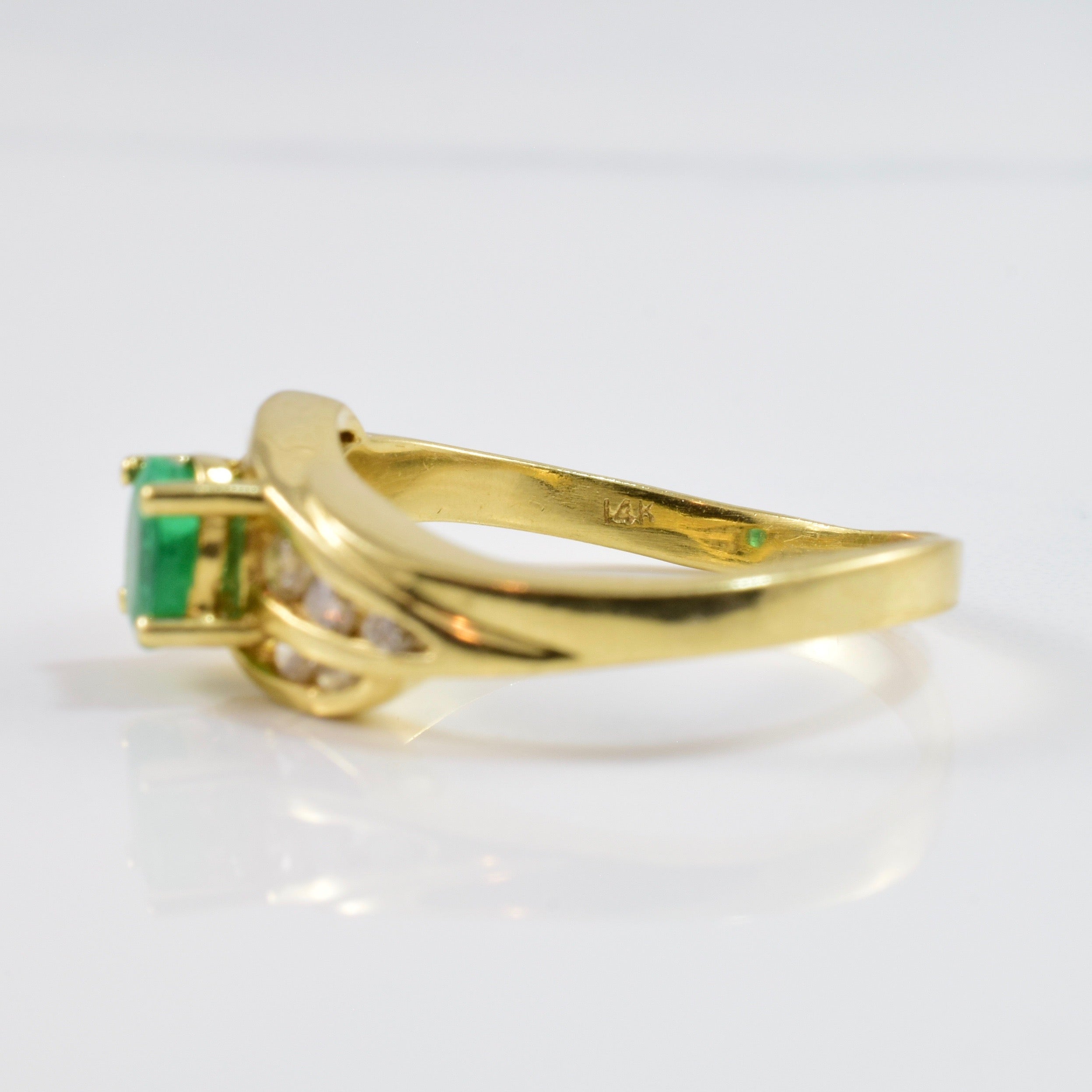 Diamond and Emerald Ring | 0.18 ctw SZ 5 |