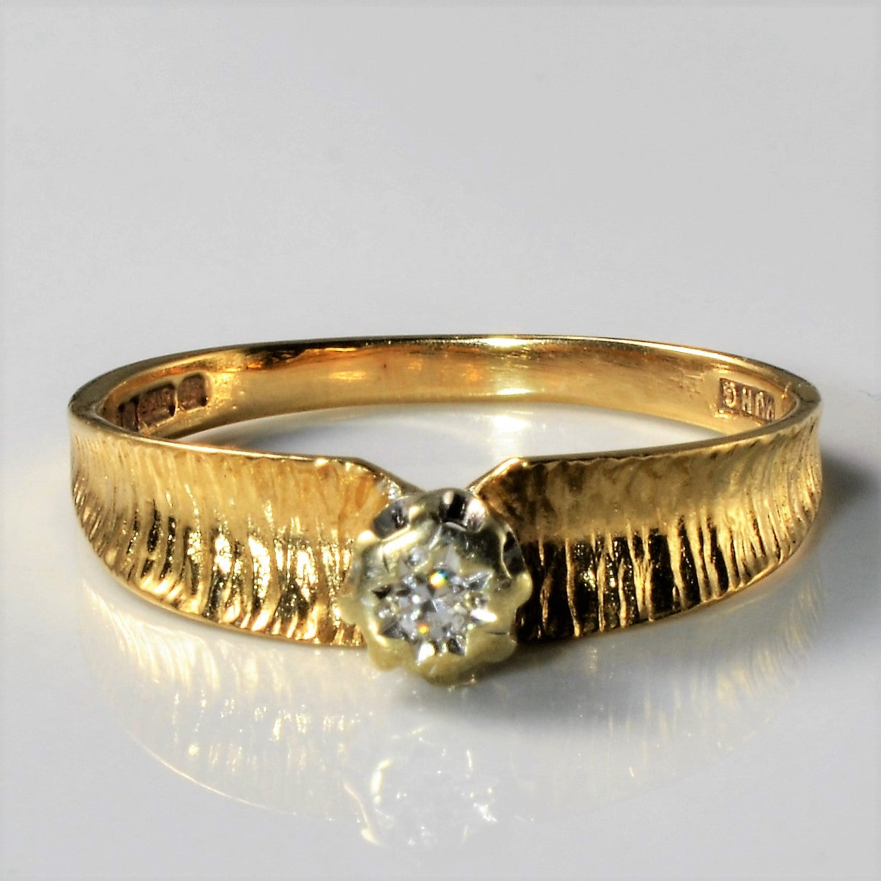 Bague en diamant texturé poinçonnée à Londres en 1976 | 0,03 ct | Taille 9,75 |