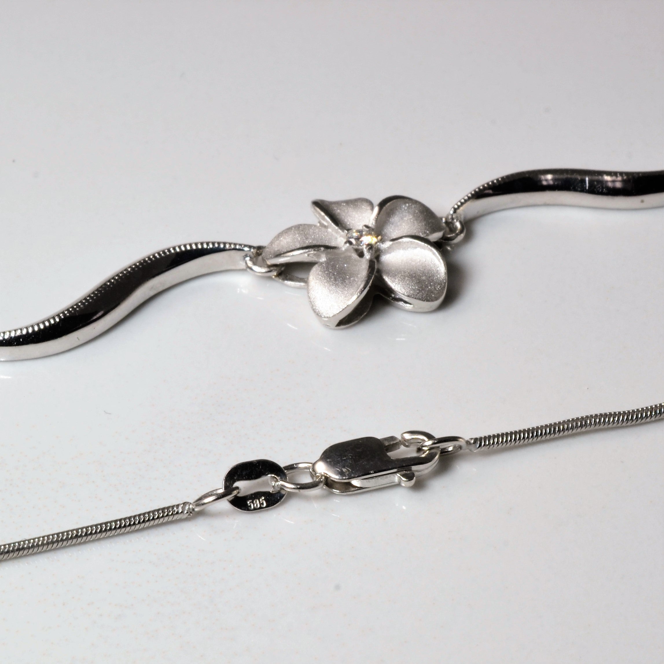 Collier Plumeria en or blanc et diamants | 0,10 ct | 45,7 cm |