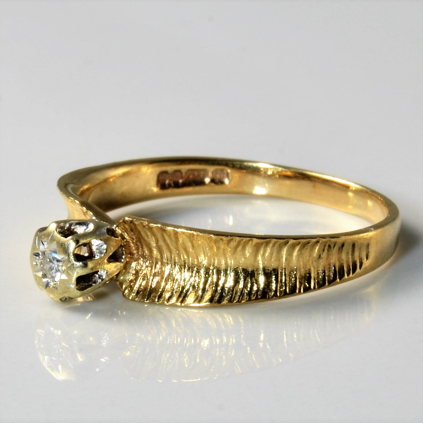 Bague en diamant texturé poinçonnée à Londres en 1976 | 0,03 ct | Taille 9,75 |