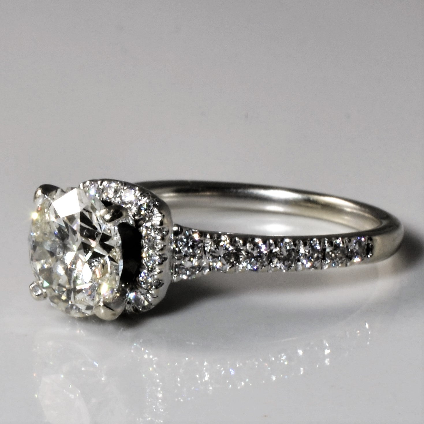 Bague de fiançailles avec halo abaissé en diamant | 2,21 ct | Taille 5,75 |