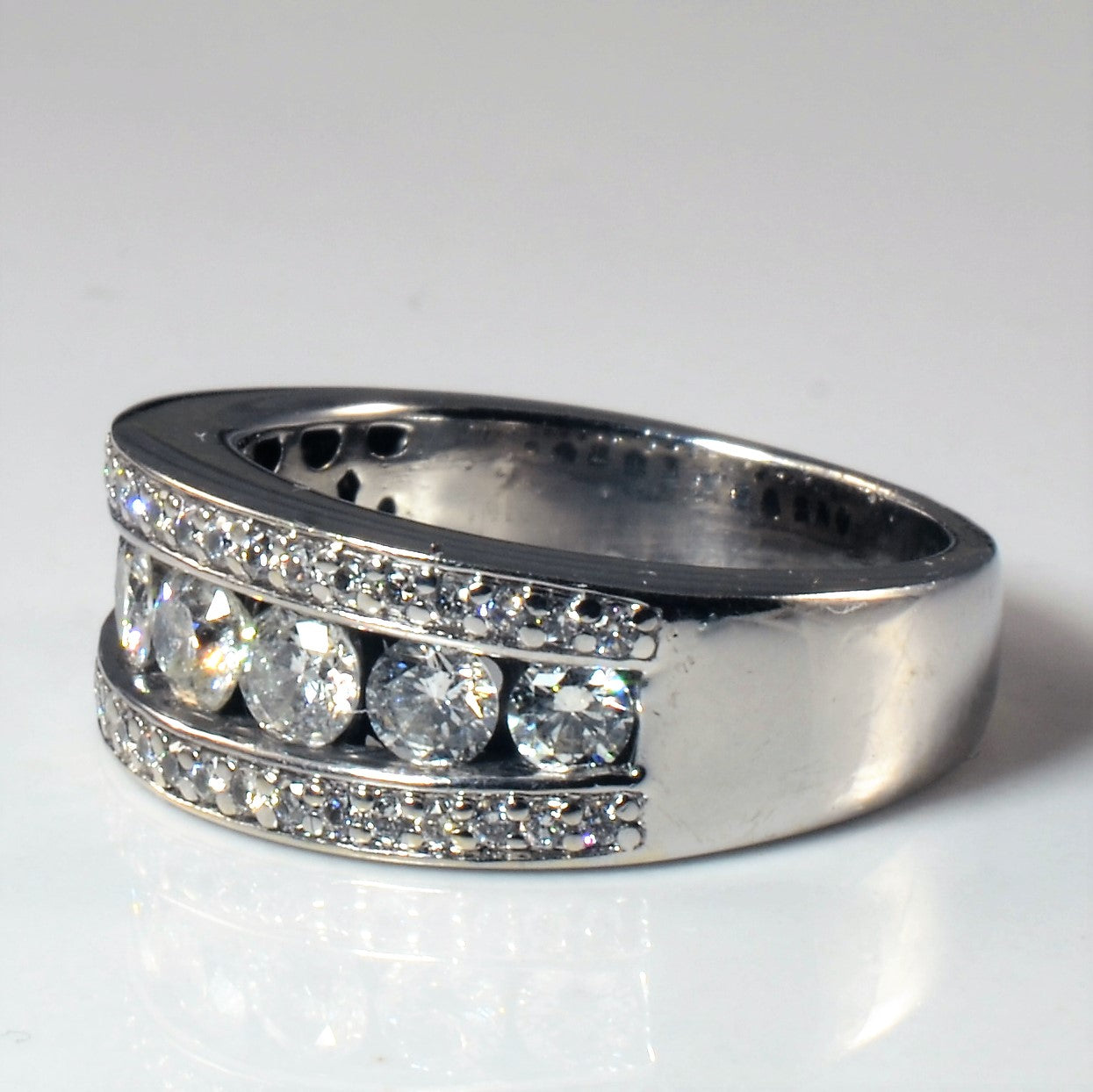 Bague sertie de diamants en canal | 0,92 ct | Taille 5,75 |