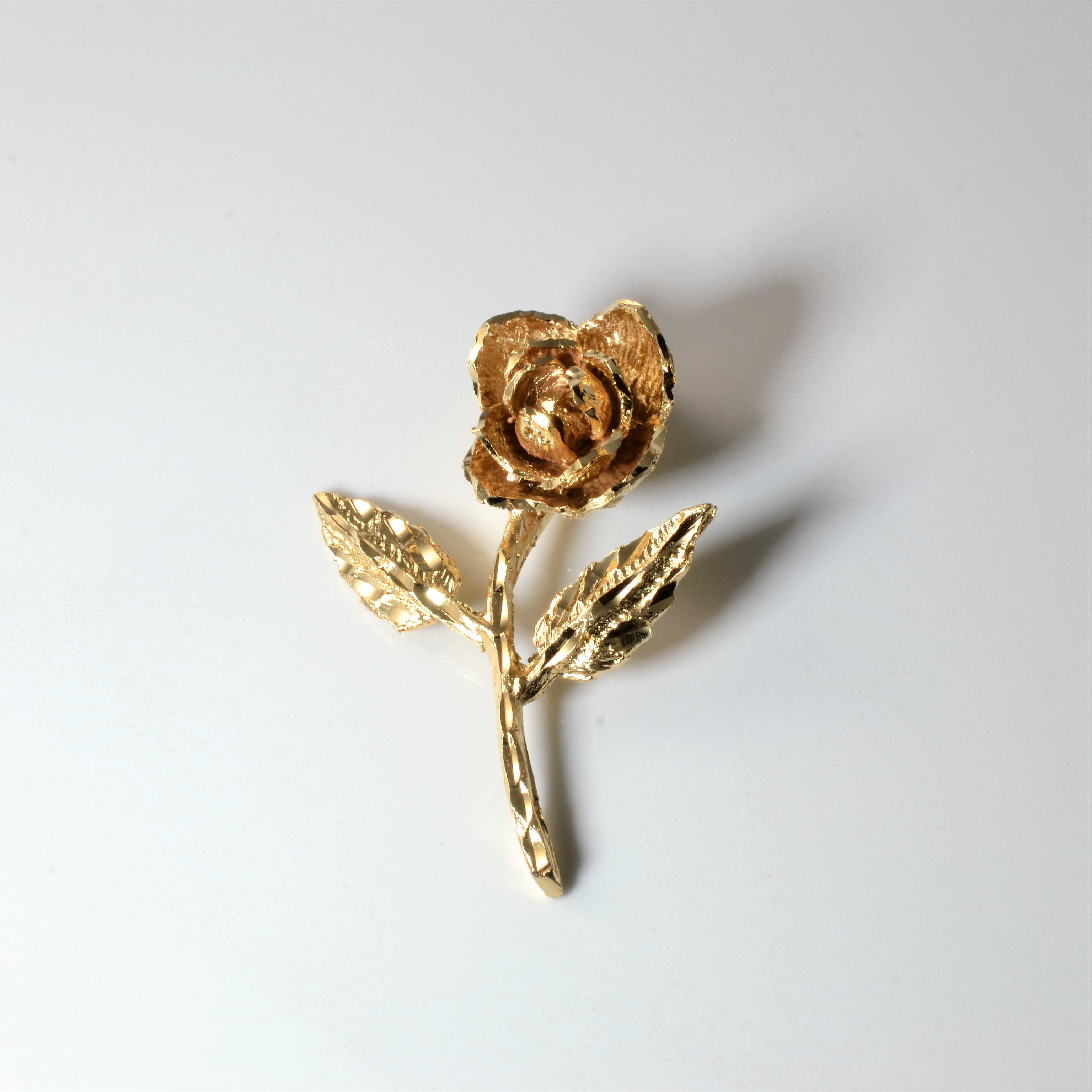 Pendentif fleur en or jaune |