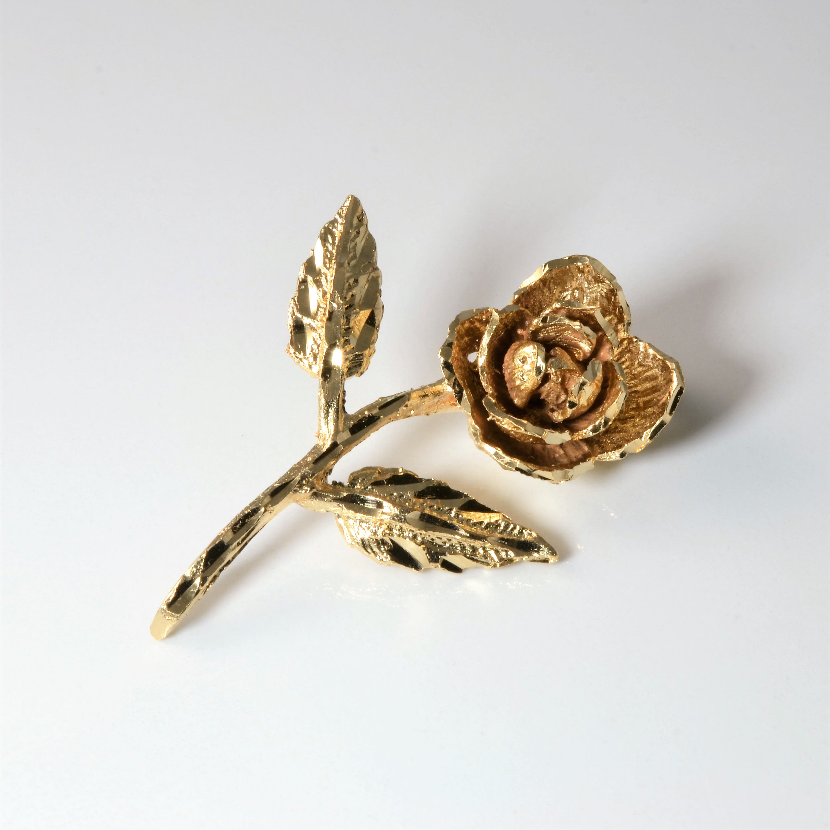 Pendentif fleur en or jaune |
