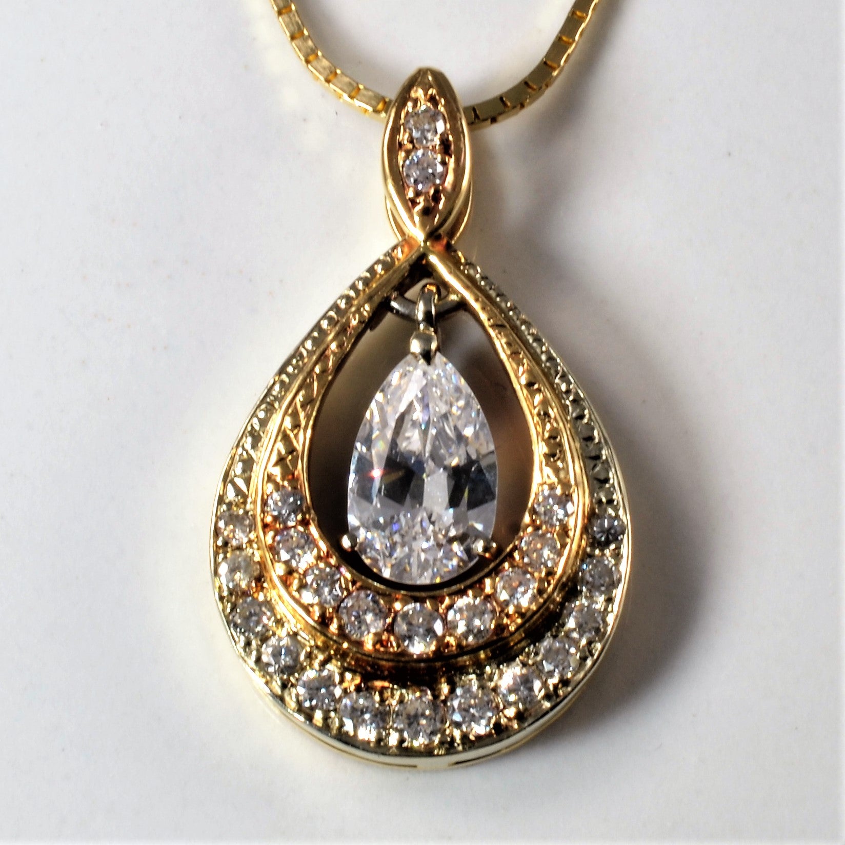 Collier halo de diamants en forme de poire | 1,02 ct | 17 po |