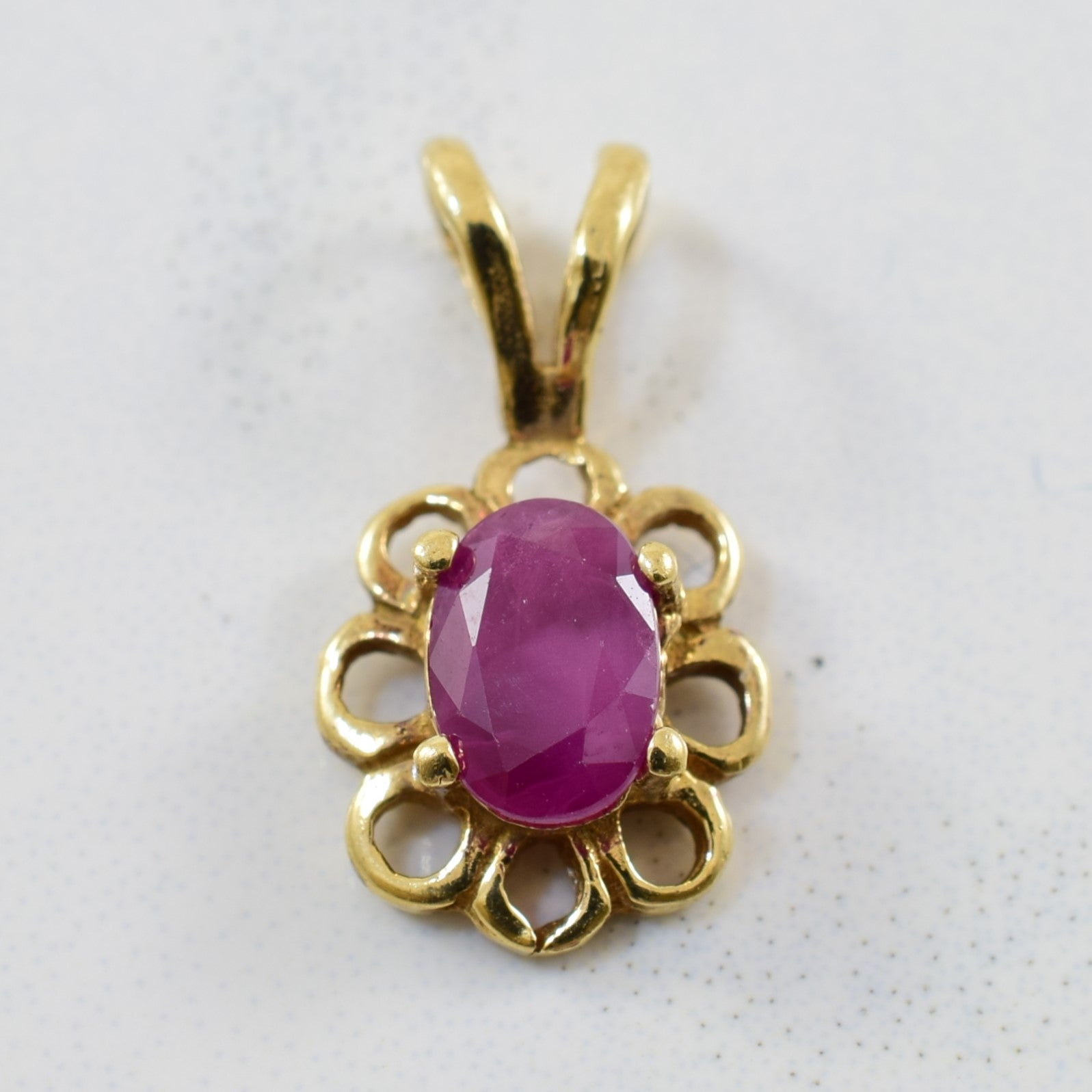 Petit pendentif rubis ovale | 0,60 ct |