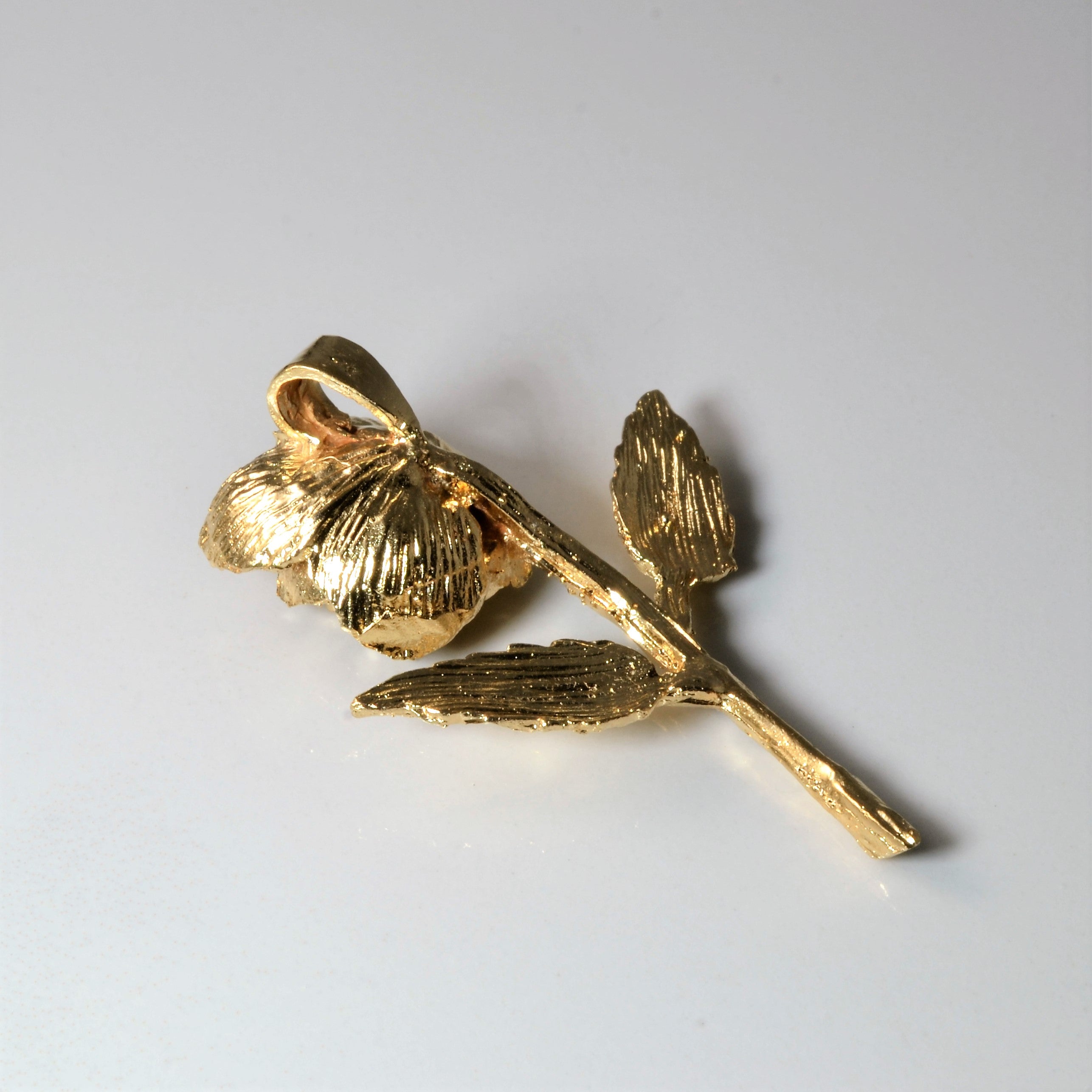 Pendentif fleur en or jaune |