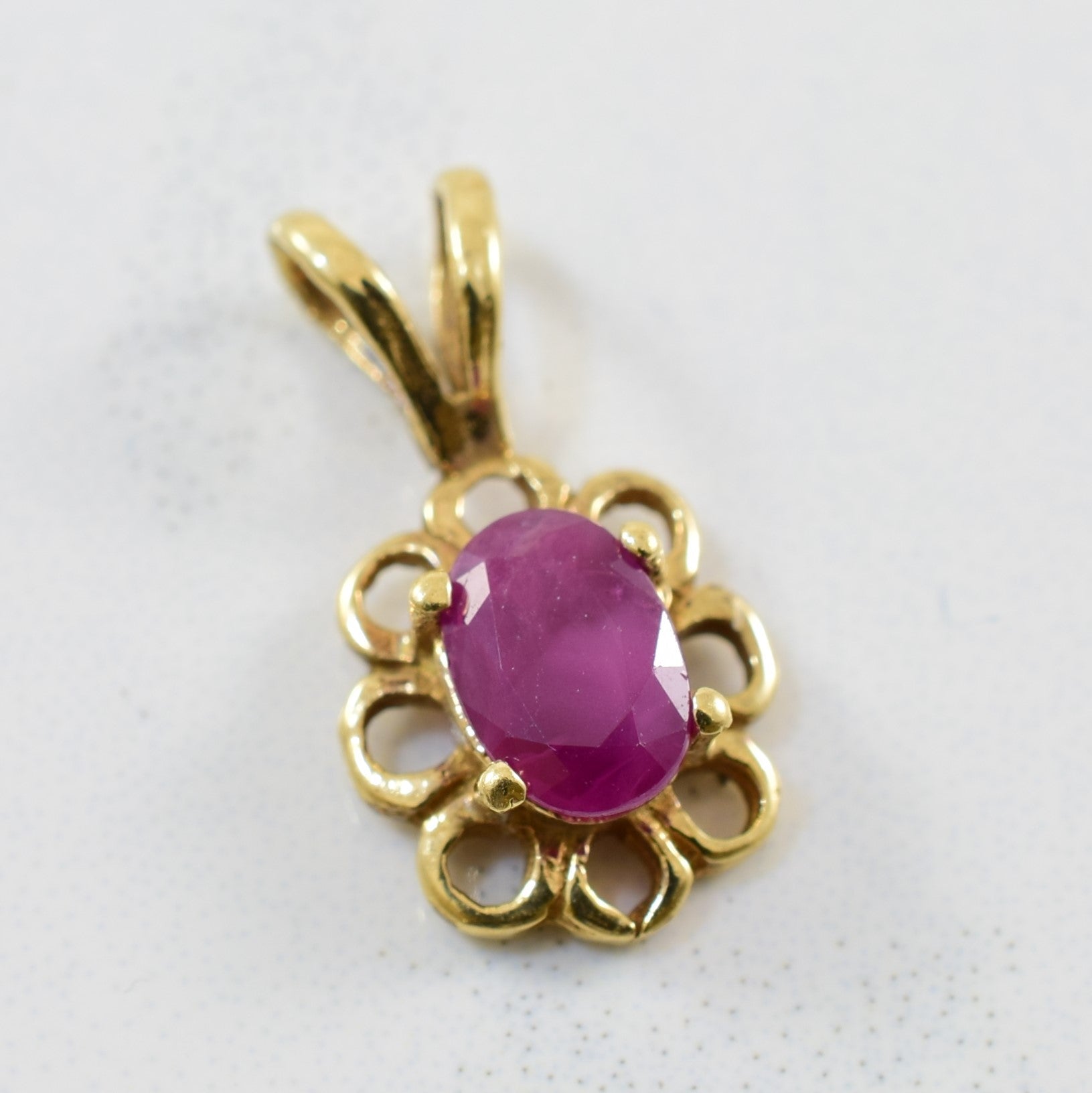 Petit pendentif rubis ovale | 0,60 ct |
