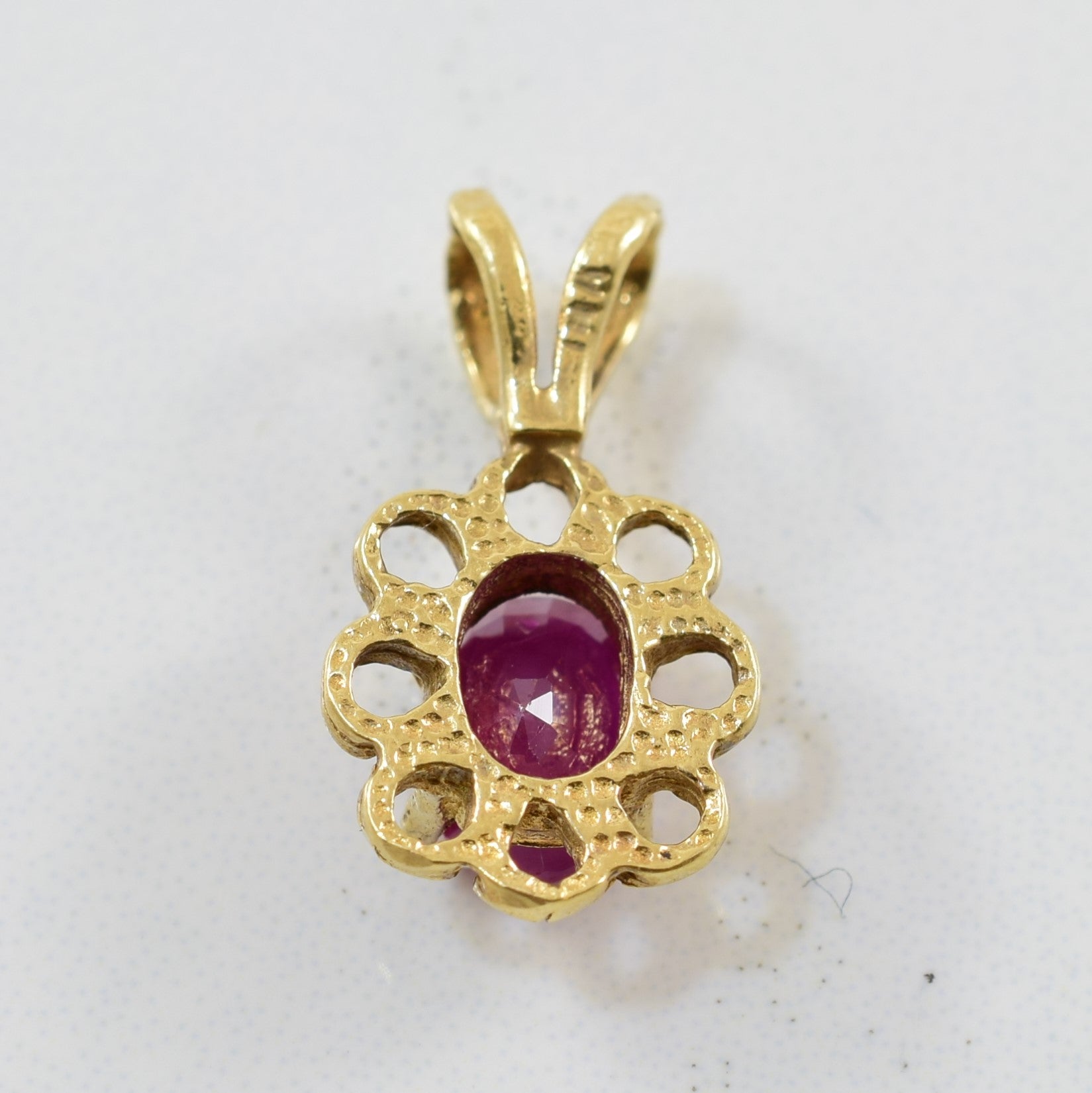 Petit pendentif rubis ovale | 0,60 ct |