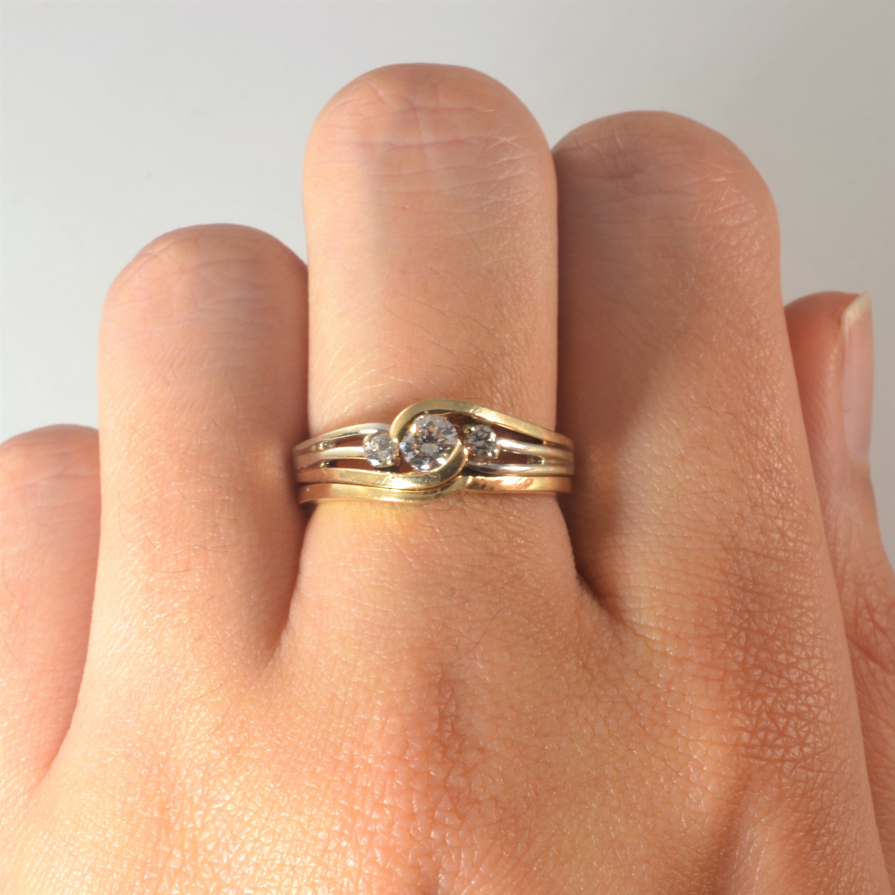 Sertie de trois diamants soudés semi-clos | 0,28 ct au total | Taille 6,5 |