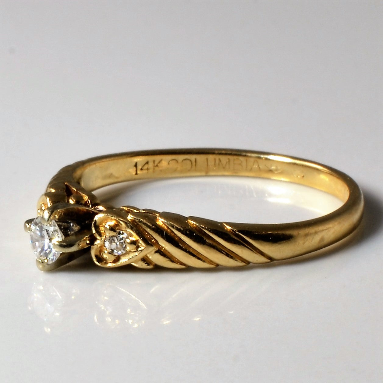 Bague texturée à trois diamants | 0,12 ct au total | Taille 6,75 |