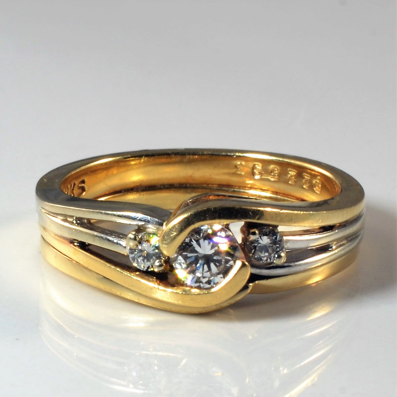 Sertie de trois diamants soudés semi-clos | 0,28 ct au total | Taille 6,5 |