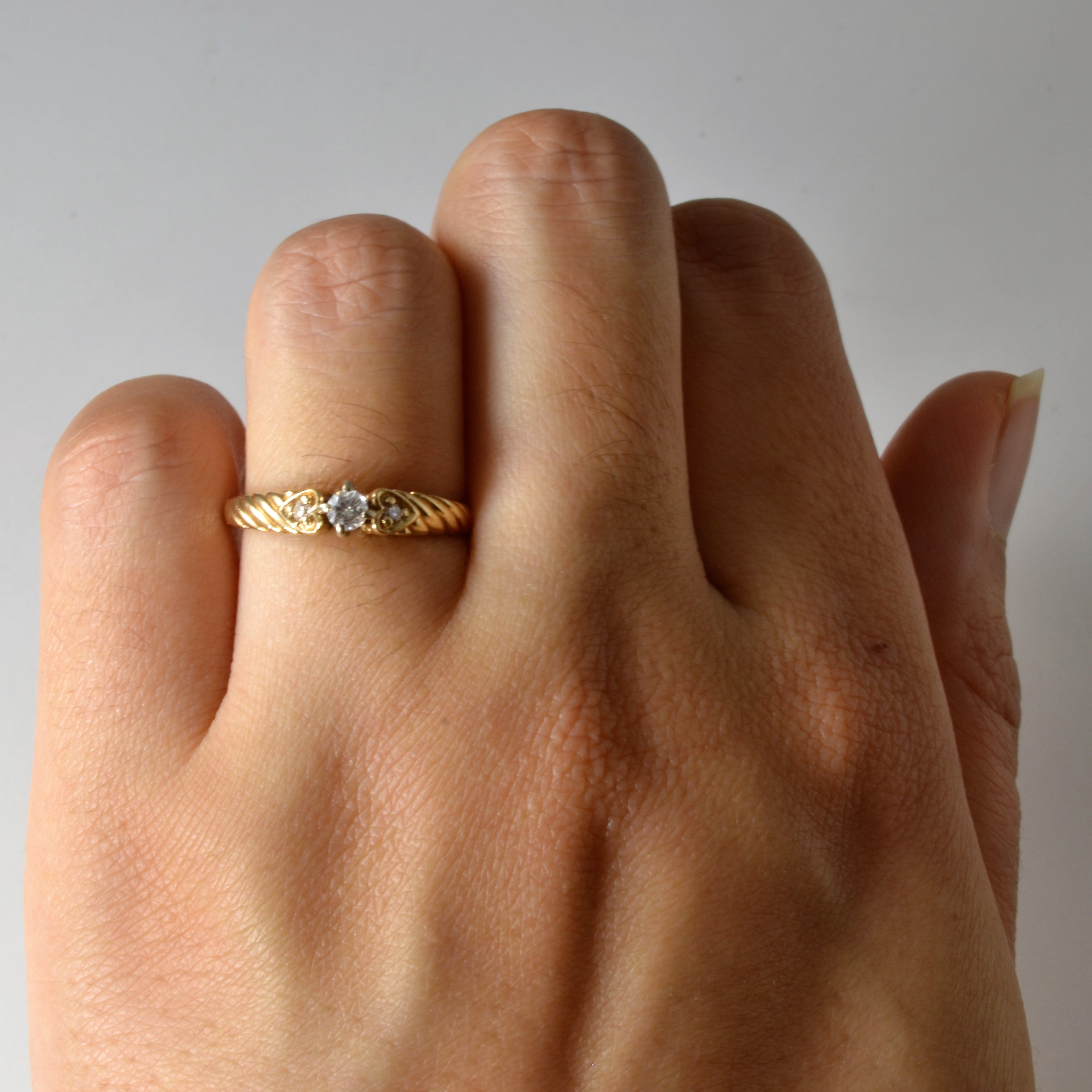 Bague texturée à trois diamants | 0,12 ct au total | Taille 6,75 |