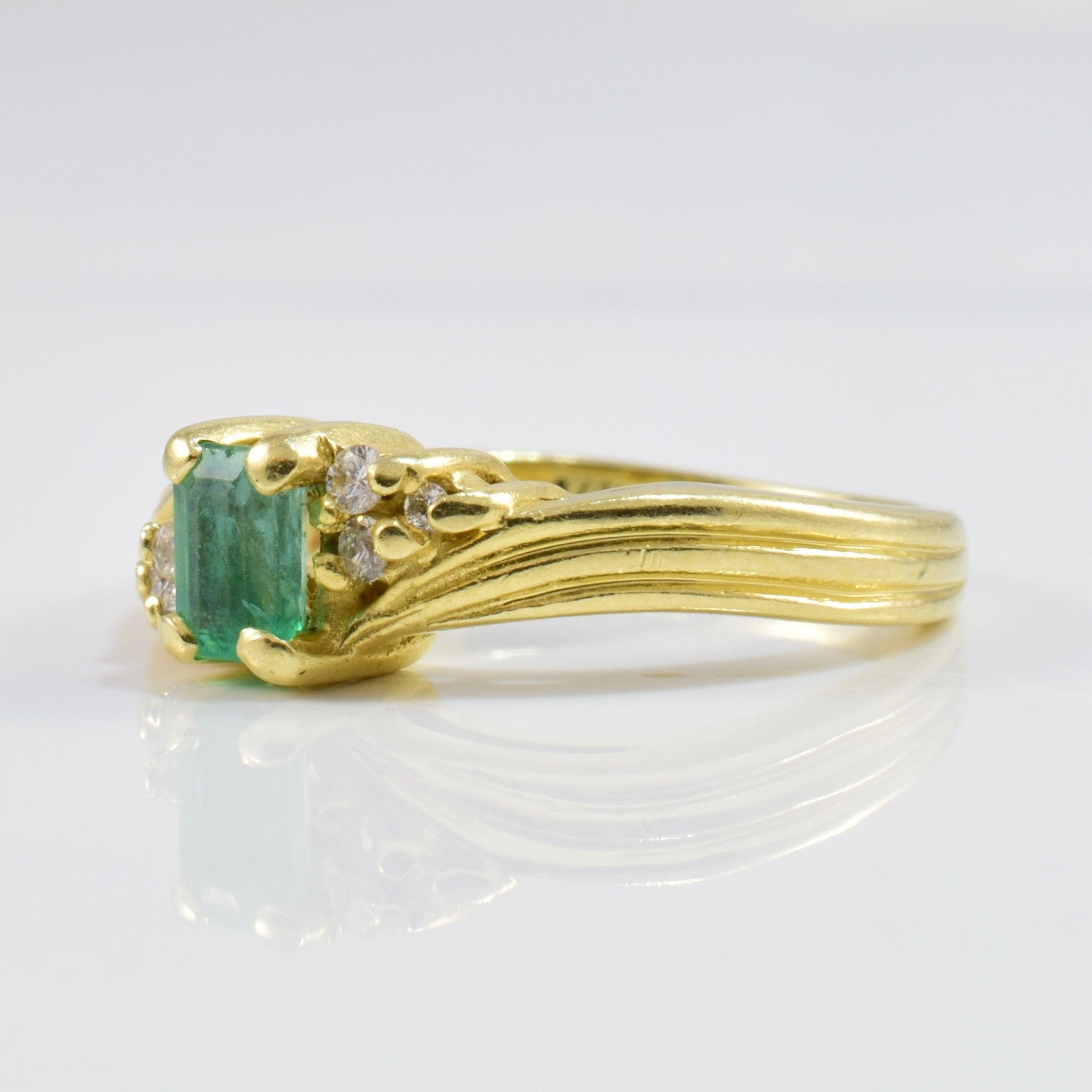 Emerald and Diamond Ring | 0.06 ctw SZ 3.5 |
