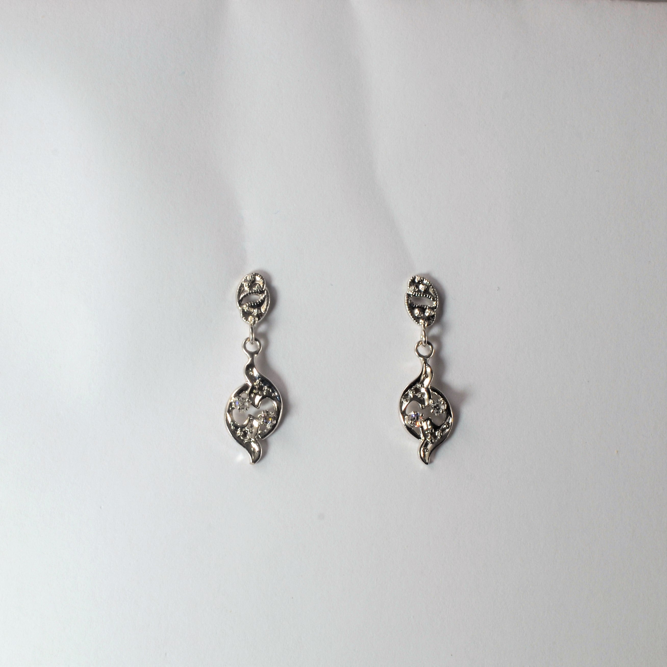 Boucles d'oreilles pendantes en diamant serties de millegrain | 0,06 ct au total |
