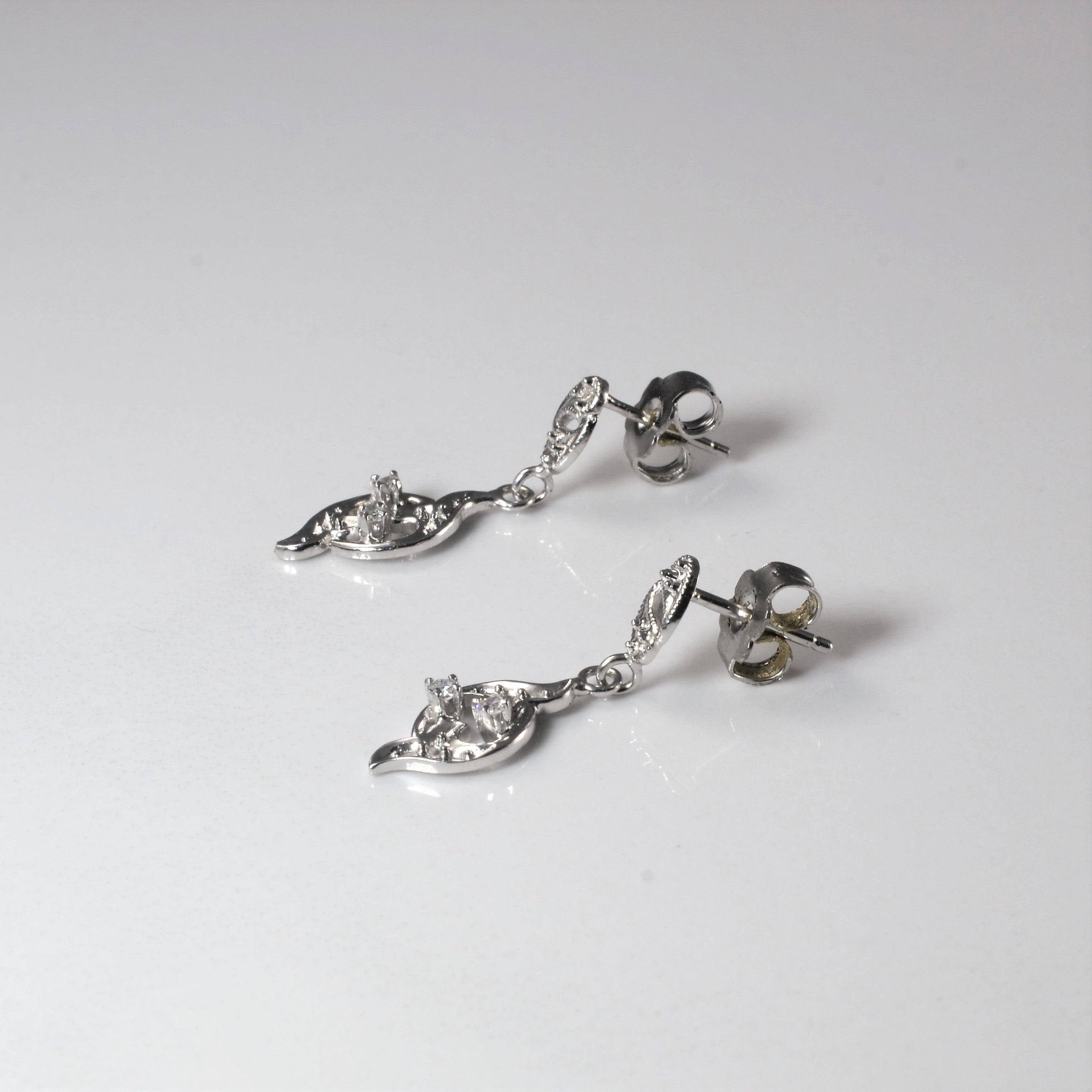 Boucles d'oreilles pendantes en diamant serties de millegrain | 0,06 ct au total |