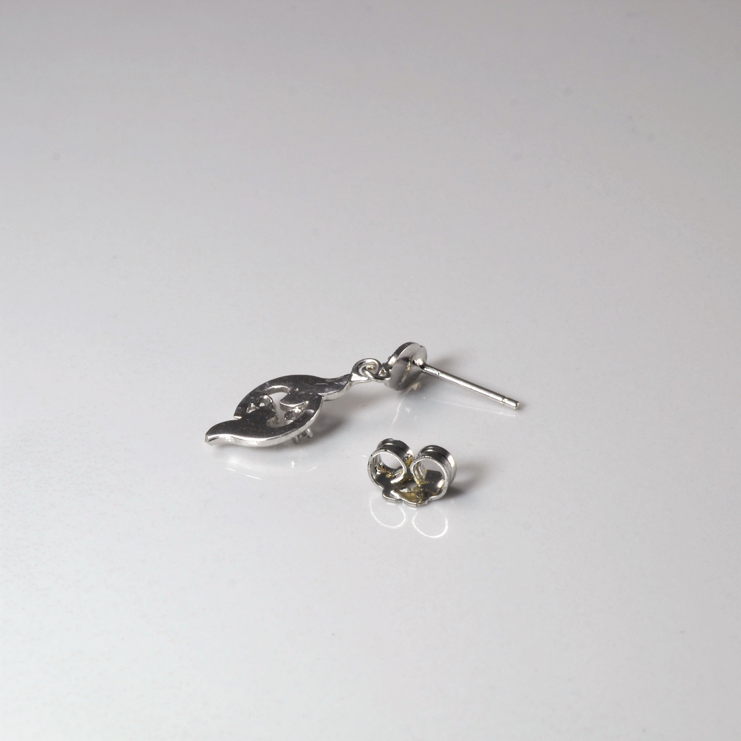 Boucles d'oreilles pendantes en diamant serties de millegrain | 0,06 ct au total |