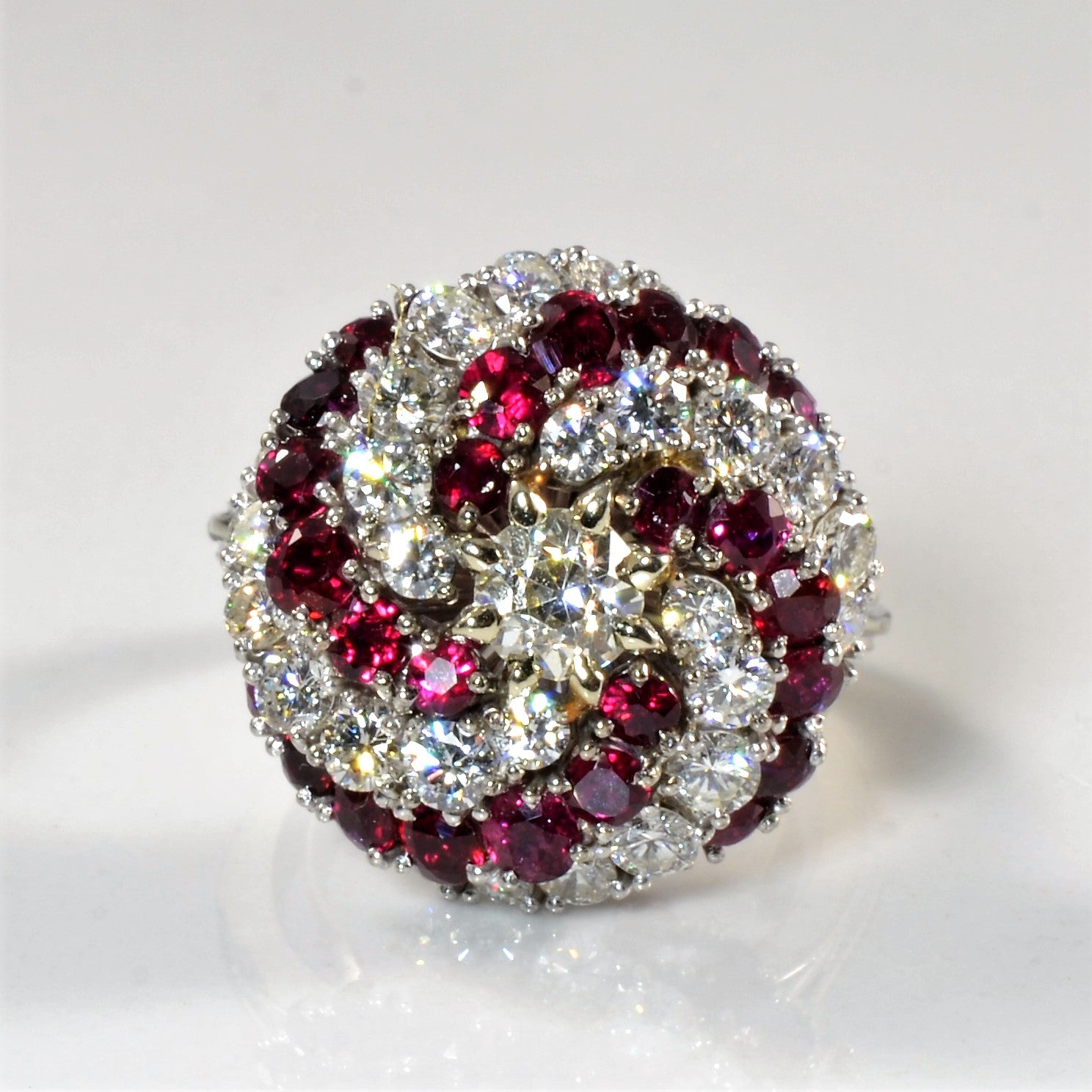 Bague moulinet rubis et diamants style milieu du siècle | 2,09 ct, 1,82 ct | Taille 7 |